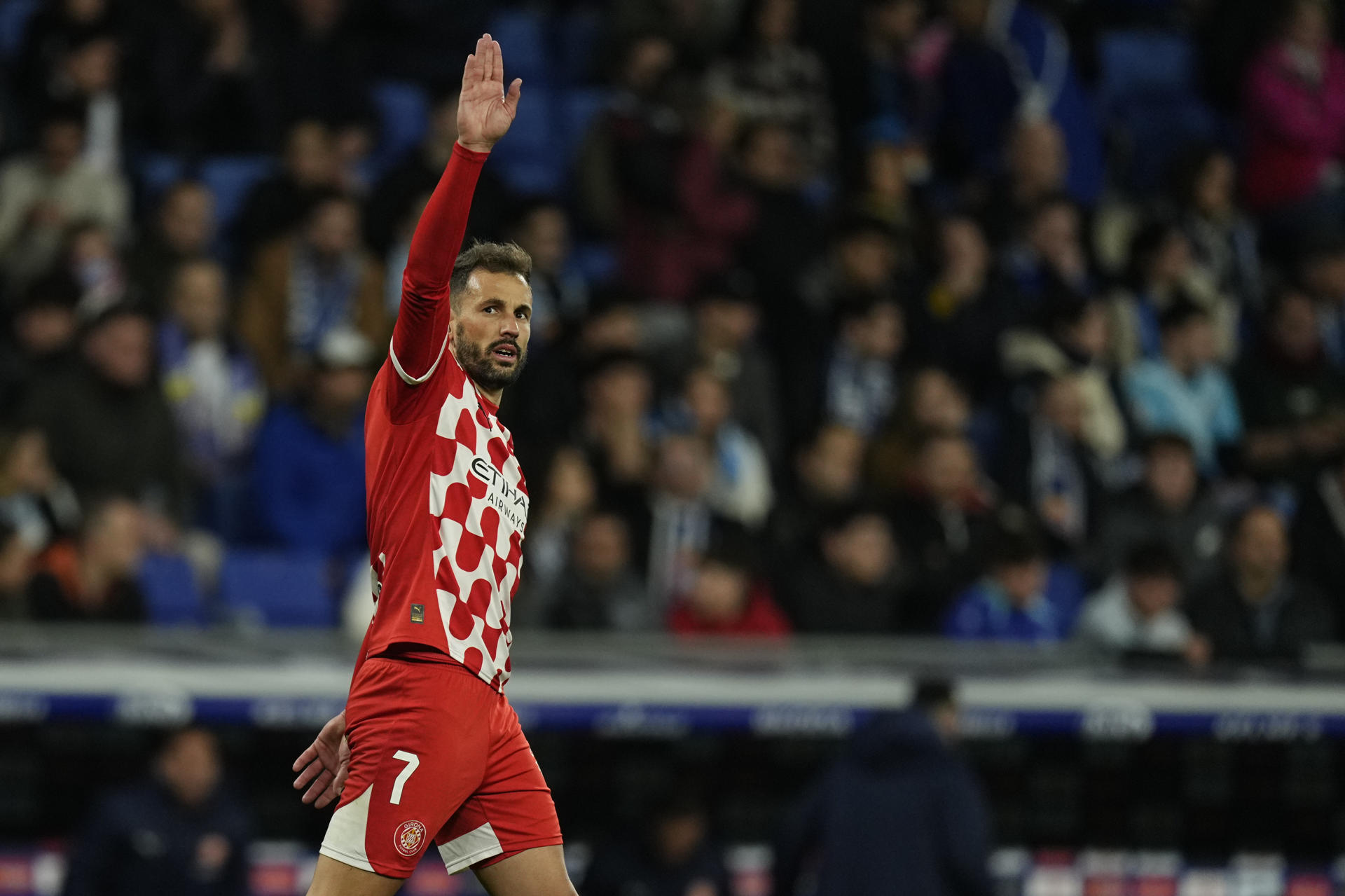 El delantero uruguayo del Girona, Christian Stuani, tras conseguir el primer gol del equipo gerundense durante el partido de la jornada 27 de LaLiga que RCD Espanyol y Girona FC disputaron en el RCDE Stadium. EFE/Enric Fontcuberta