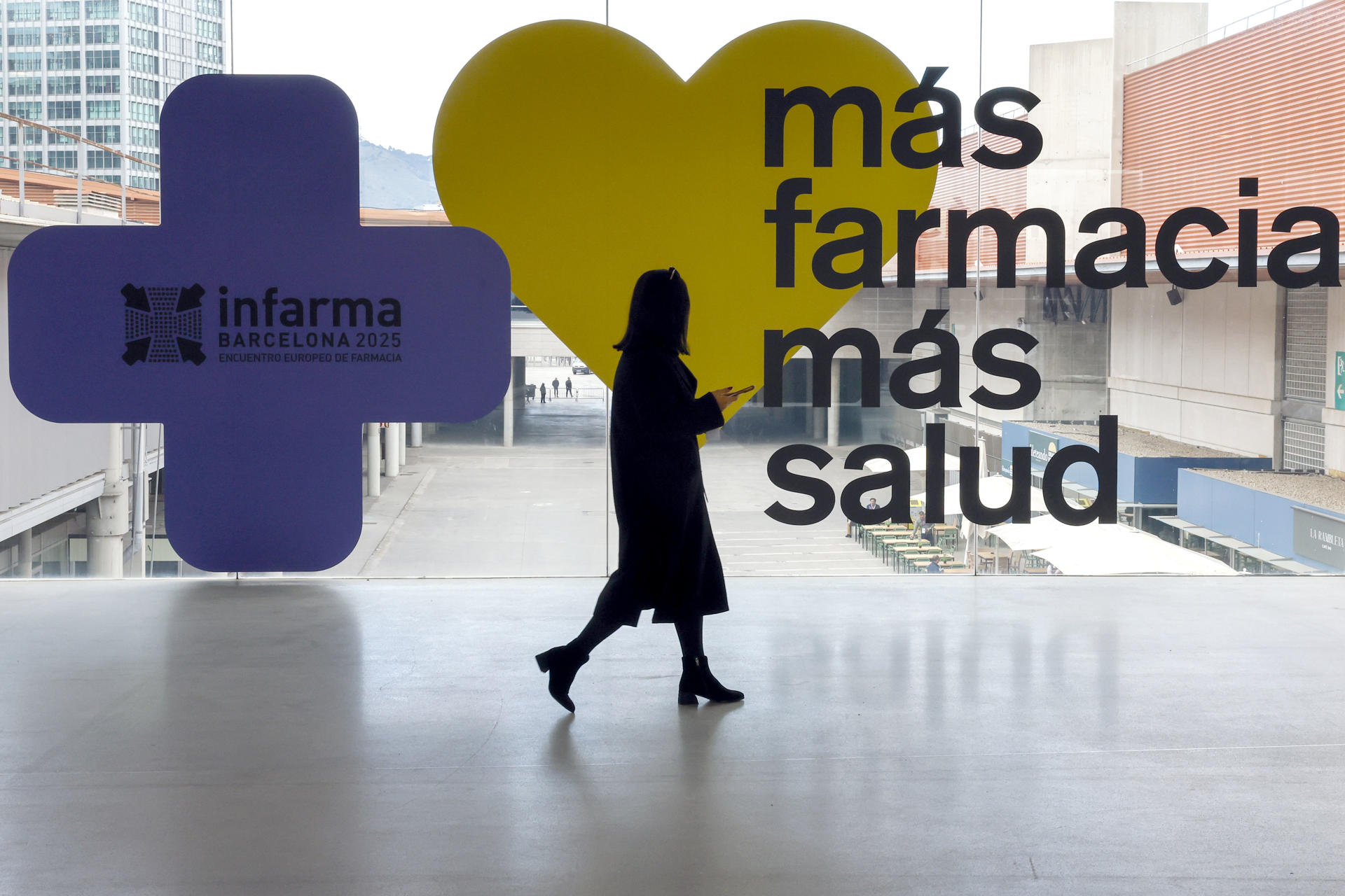 Aspecto del salón Infarma Barcelona 2025, el congreso que organizan conjuntamente los Colegios de Farmacéuticos de Barcelona y Madrid en el recinto de Fira Gran Via, en el que los líderes del sector farmacéutico han reivindicado el papel clave de la farmacia ante los retos crecientes del sistema sanitario en España, como el envejecimiento de la población, la cronicidad, el cambio climático o la transformación digital. EFE/Toni Albir