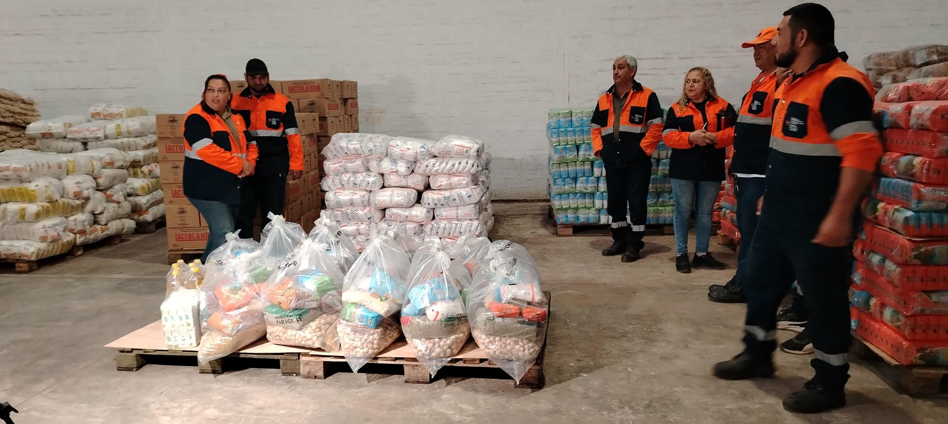 Fotografía cedida por el Ministerio de Defensa de Paraguay de funcionarios de la Secretaría Nacional de Emergencias de Paraguay organizando donaciones para familias afectadas por inundaciones en la localidad de Pozo Hondo este viernes, en la ciudad de Mariano Roque Alonso (Paraguay). EFE/ Ministerio de Defensa de Paraguay/