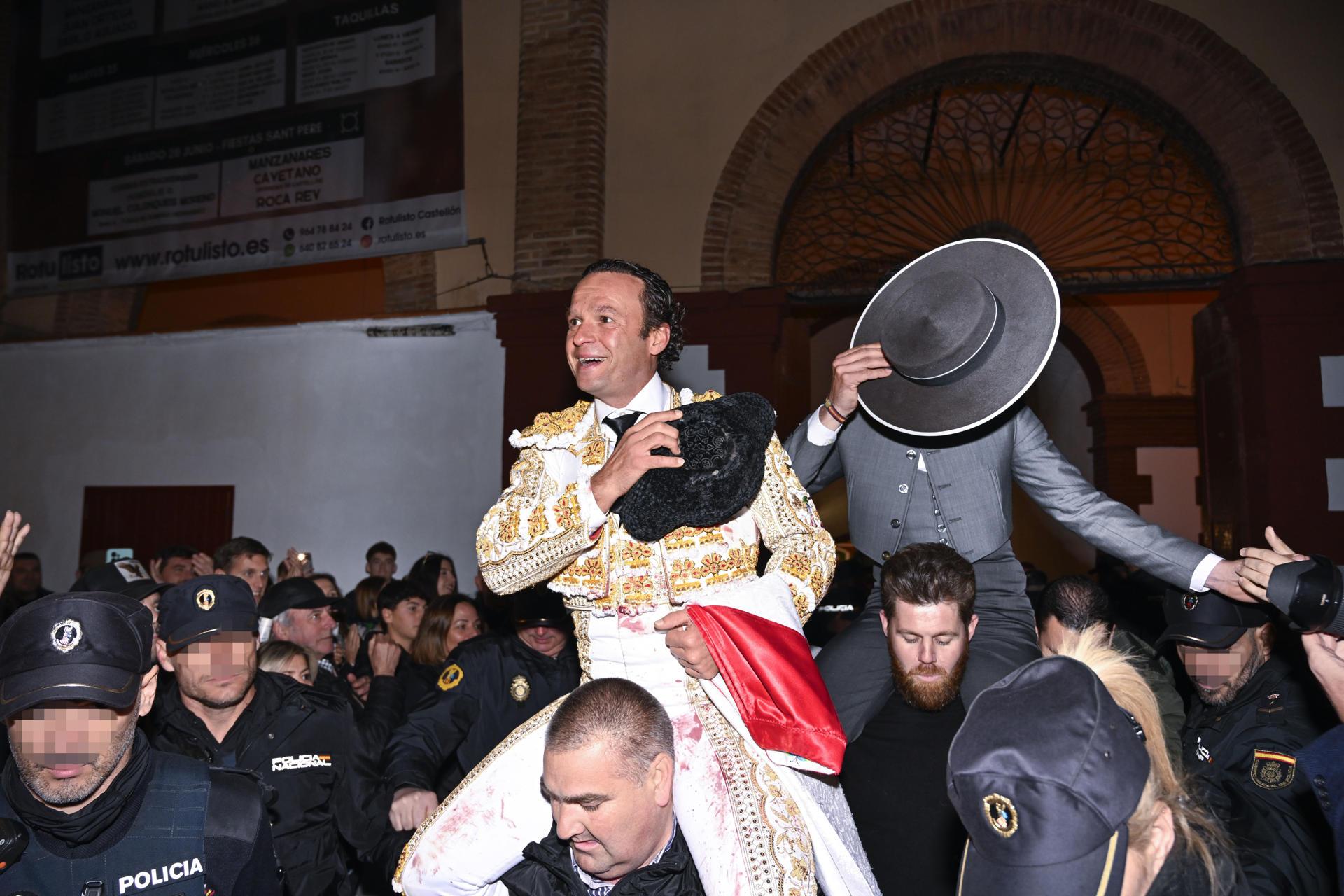 El diestro Antonio Ferrera (c) sale a hombros de la plaza de toros este domingo, tras la corrida de la Feria de la Magdalena 2025, en Castellón (Comunidad Valenciana). EFE/ Andreu Esteban