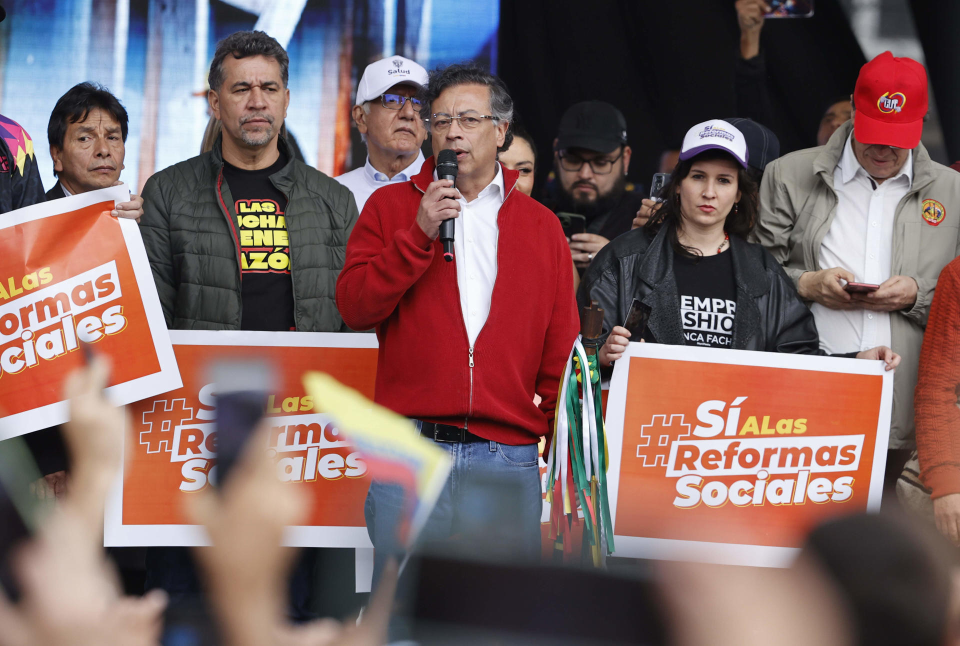 El presidente de Colombia, Gustavo Petro, habla este martes, en la Plaza de Bolivar de Bogotá (Colombia). EFE/ Mauricio Dueñas Castañeda