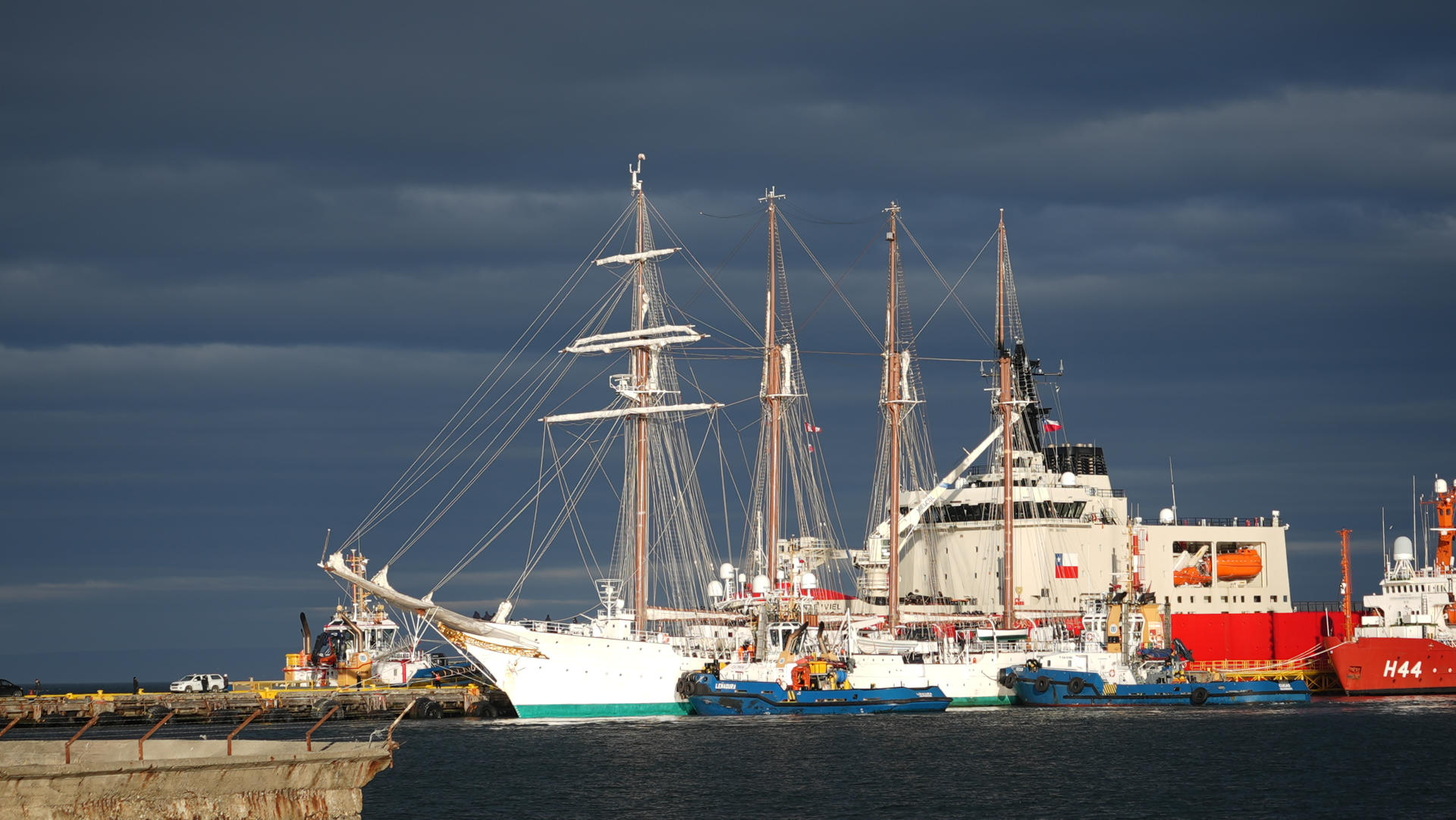 El buque escuela Juan Sebastián de Elcano llega al muelle Prat del Puerto de Punta Arenas este martes, en Punta Arenas (Chile). EFE/ Claudio Monge