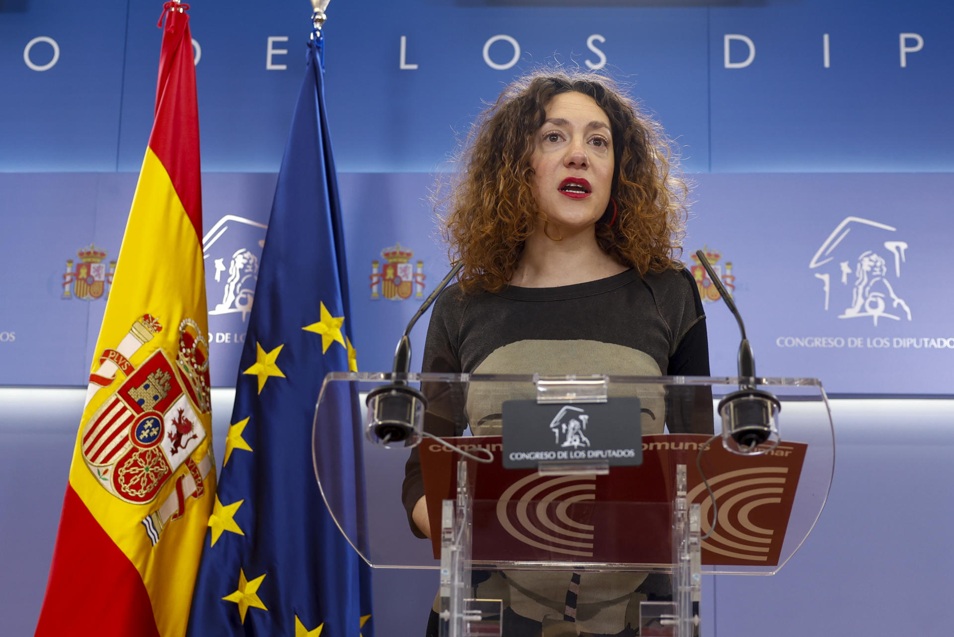 La portavoz adjunta de Sumar, Aina Vidal, durante la rueda de prensa que ha ofrecido este martes en el Congreso, donde tienen lugar las reuniones de la Mesa y de la Junta de Portavoces. EFE/ Mariscal
