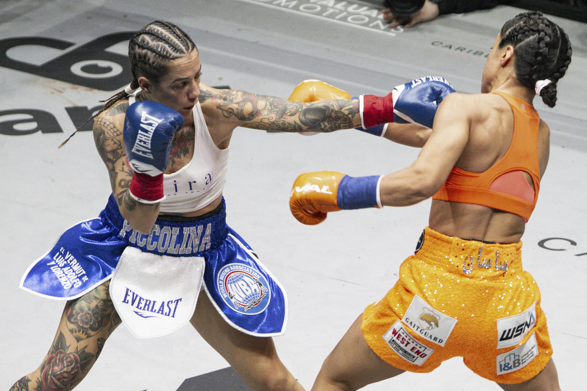 Cristina Navarro (i), durante el combate con la canadiense Sara Bailey por el título mundial del peso minimosca de la World Boxing Association (WBA) disputado en Toronto.EFE/ Julio César Rivas