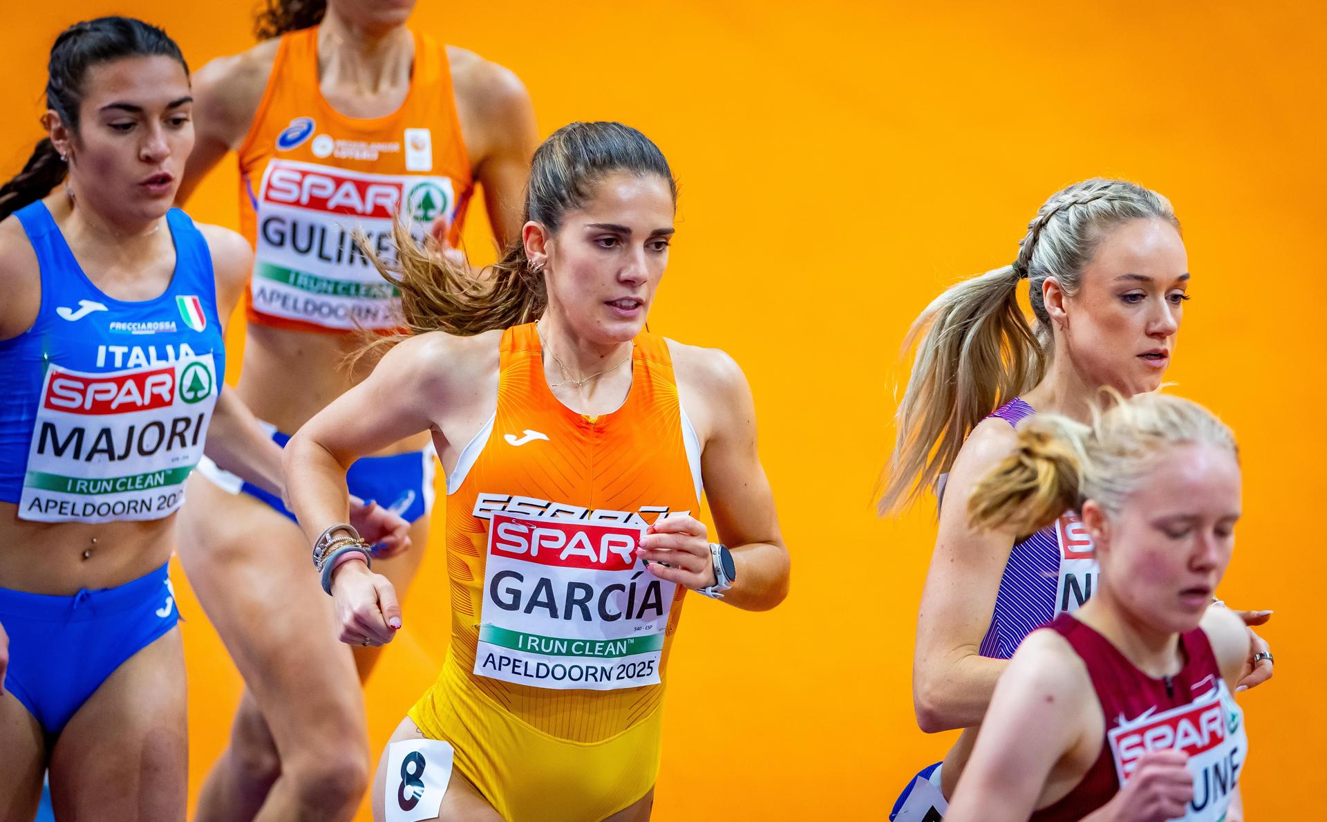 Marta García (c), durante la serie de 3000 metros en la que ha logrado la clasificación para la final en el Campeonato Europeo de Atletismo en Pista Cubierta en Apeldoorn (Países Bajos). EFE/EPA/Robin van Lonkhuijsen