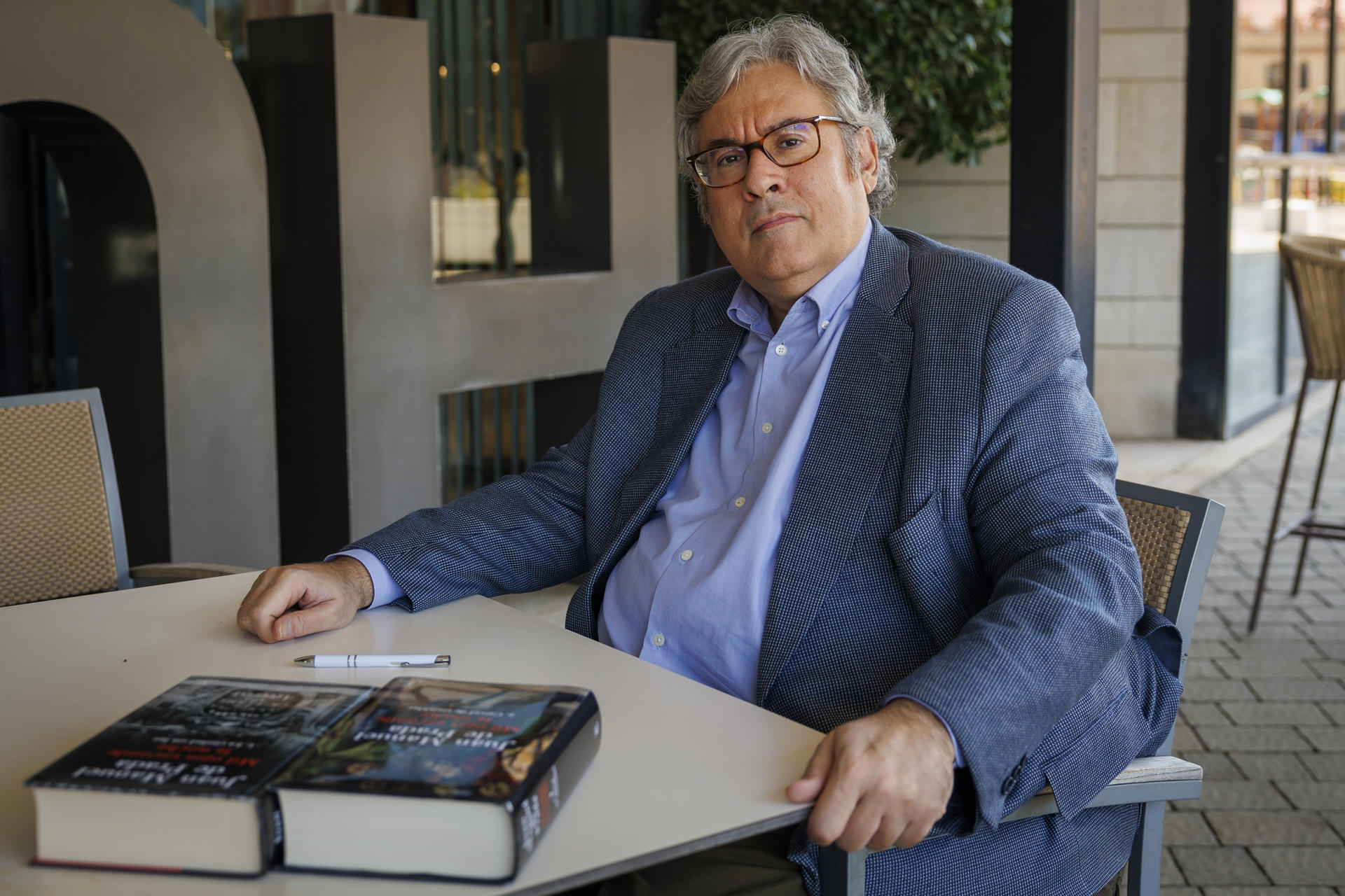 El escritor Juan Manuel de Prada durante una entrevista con EFE en la que habla de su novela "Cárcel de tinieblas" (Espasa), segunda y última parte de su obra "Mil ojos esconde la noche", que no tiene conciencia "de haber hecho una escabechina" con sus personajes, muchos de ellos reales, porque "no existen los modelos intachables ni los monstruos intachables", este jueves en Sevilla. EFE/Julio Muñoz