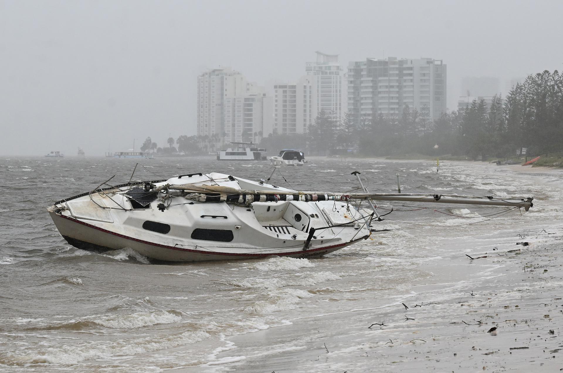 Gold Coast (Australia), 08/03/2025.- A yacht washed onto the shore in the Broadwater at Labrador on the Gold Coast, Australia, 08 March 2025. Cyclone Alfred has weakened into a tropical low as it neares south-east Queensland and northern New South Wales, bringing heavy rainfall and damaging winds as hundreds of thousands of properties are without power. EFE/EPA/DAVE HUNT AUSTRALIA AND NEW ZEALAND OUT