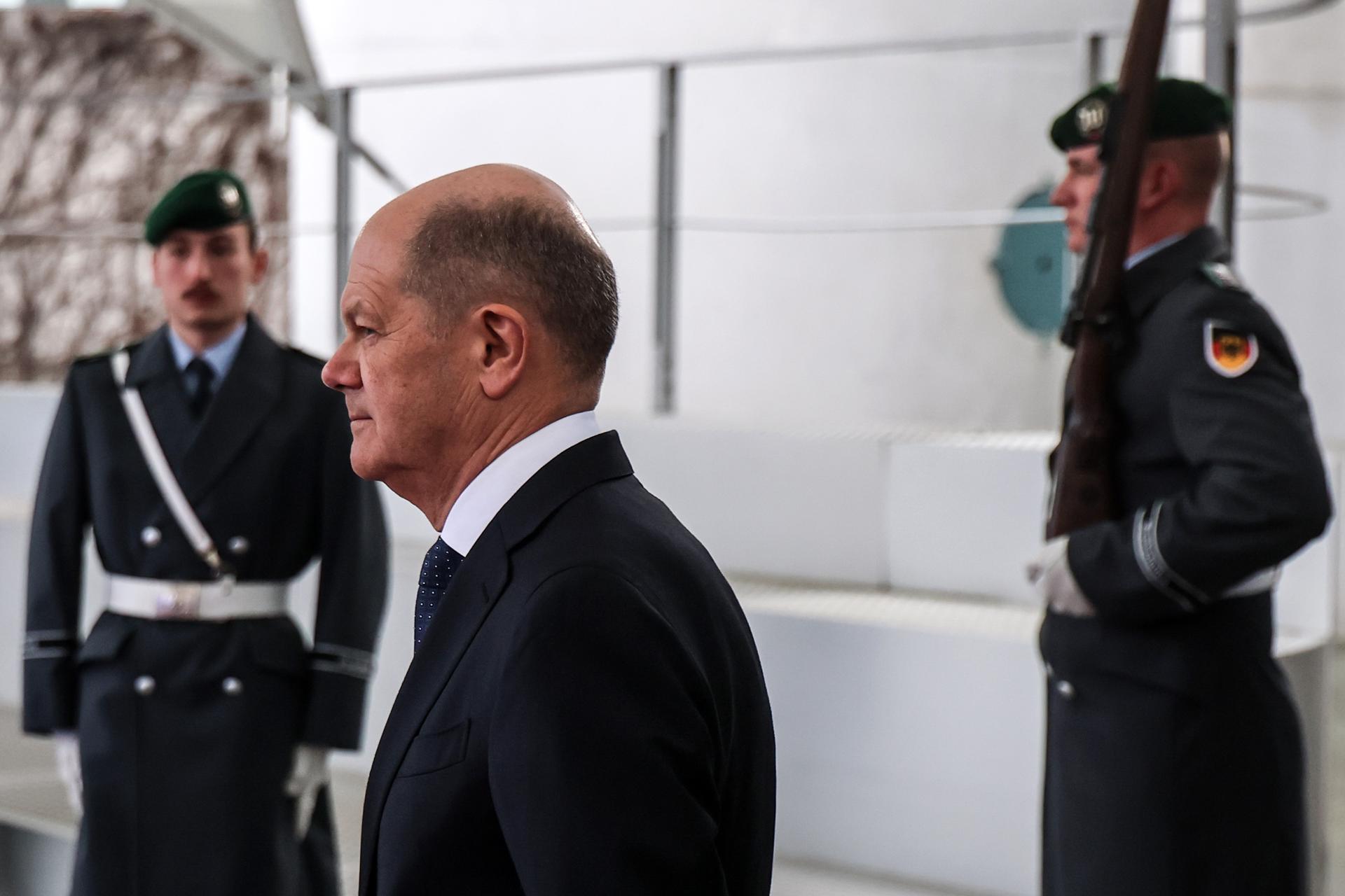 El canciller alemán Olaf Scholz llega para dar la bienvenida al presidente del Consejo Europeo antes de su reunión en la Cancillería en Berlín, Alemania, el 12 de marzo de 2025. (Germany) EFE/EPA/FILIP SINGER