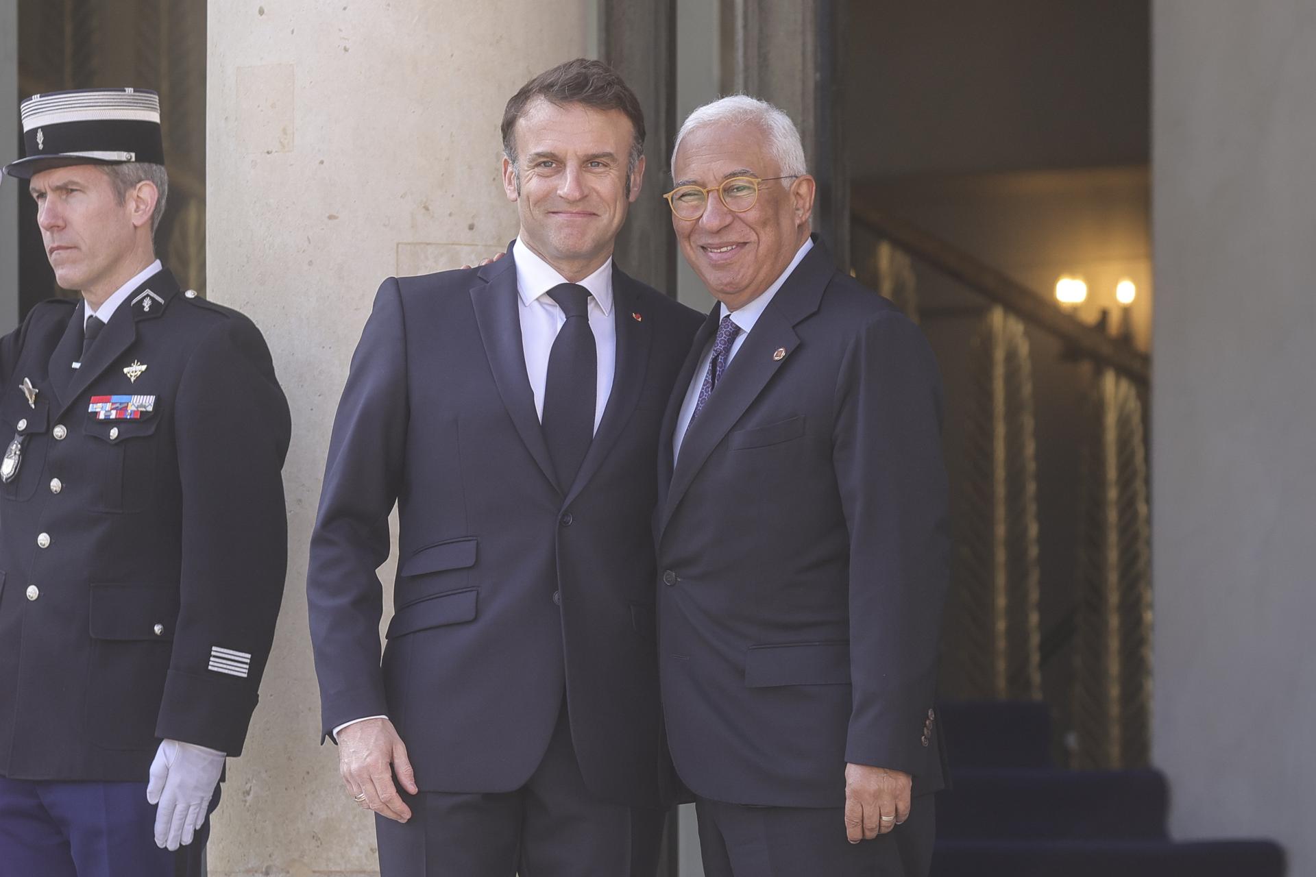 El presidente francés, Emmanuel Macron (i), saluda al presidente del Consejo Europeo, Antonio Costa (d), a su llegada a la reunión de la "coalición de voluntarios" sobre la paz y la seguridad de Ucrania, en el Palacio del Elíseo en París, el 27 de marzo de 2025. EFE/EPA/Teresa Suarez