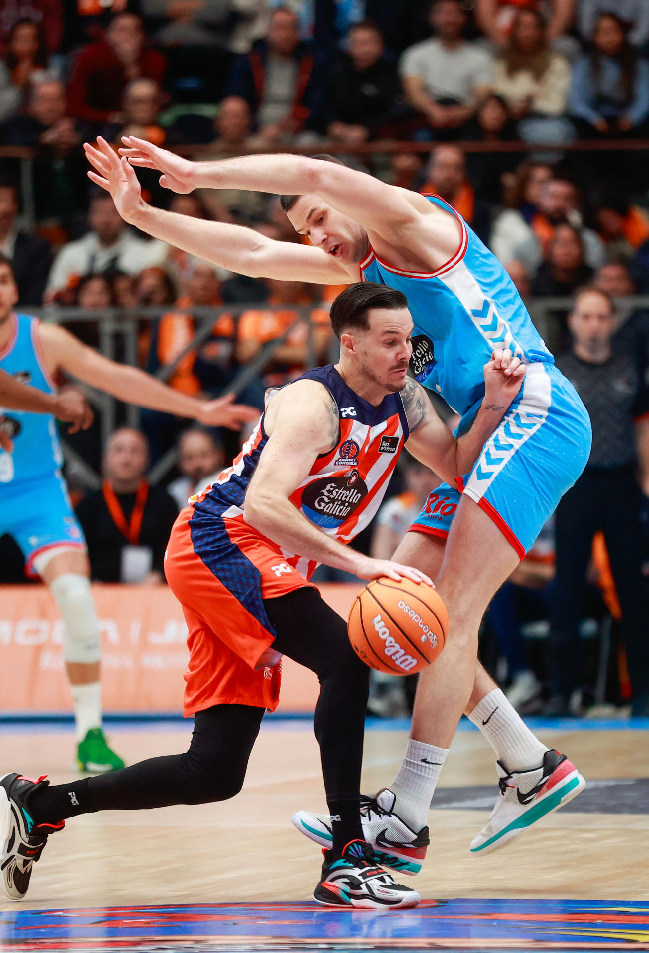 El base francés del Leyma Básquet Coruña, Thomas Heurtel (i), disputa un balón con el ala-pívot servio del Río Breogán, Dragan Apic, durante el encuentro correspondiente a la jornada 19 de la Liga Endesa que enfrenta a ambos equipos en el Coliseum de A Coruña este domingo. EFE/Cabalar