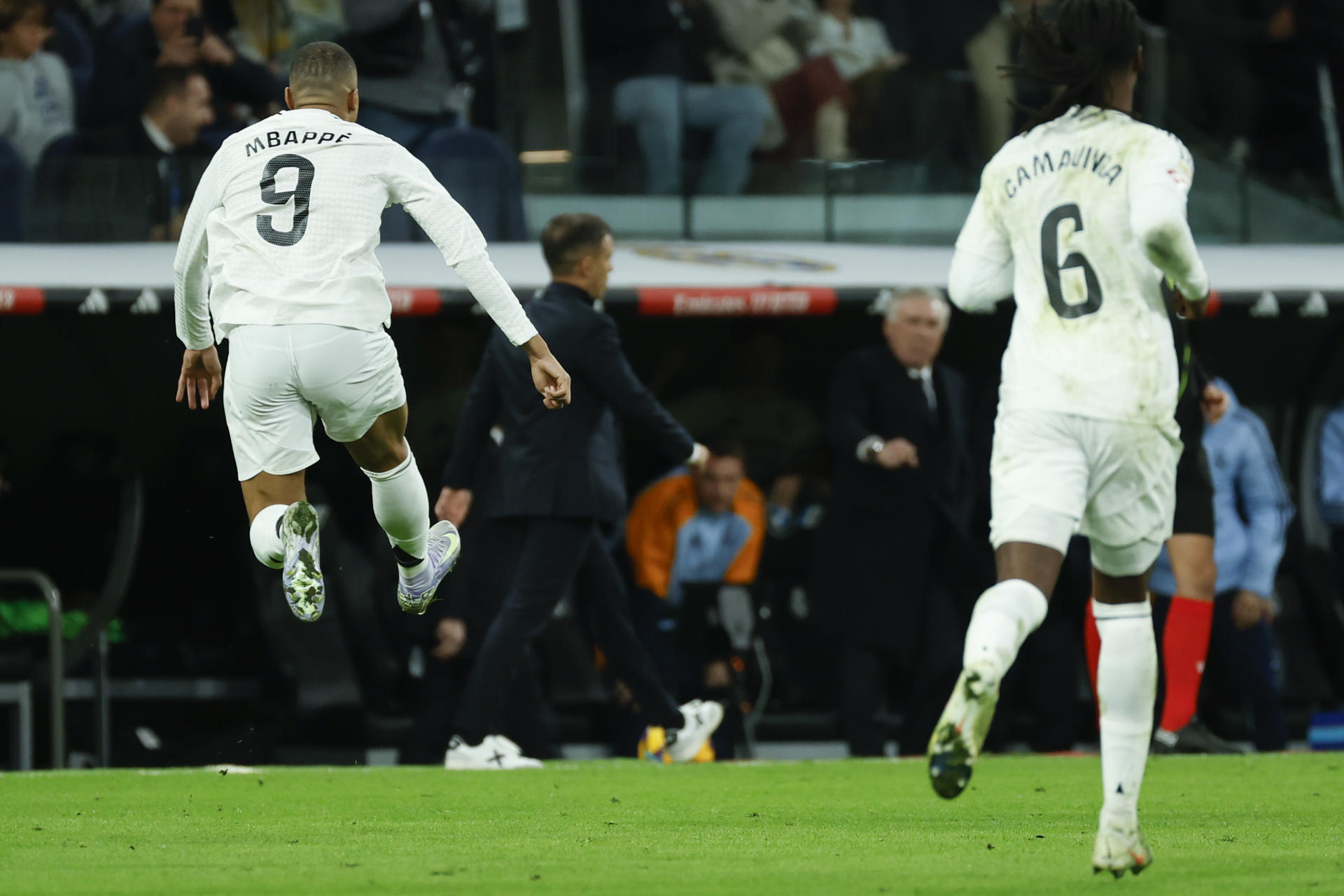 El delantero del Real Madrid Kylian Mbappé celebra su segundo gol durante el partido de la jornada 29 de LaLiga que Real Madrid y CD Leganés disputaron en el estadio Santiago Bernabéu. EFE/Mariscal