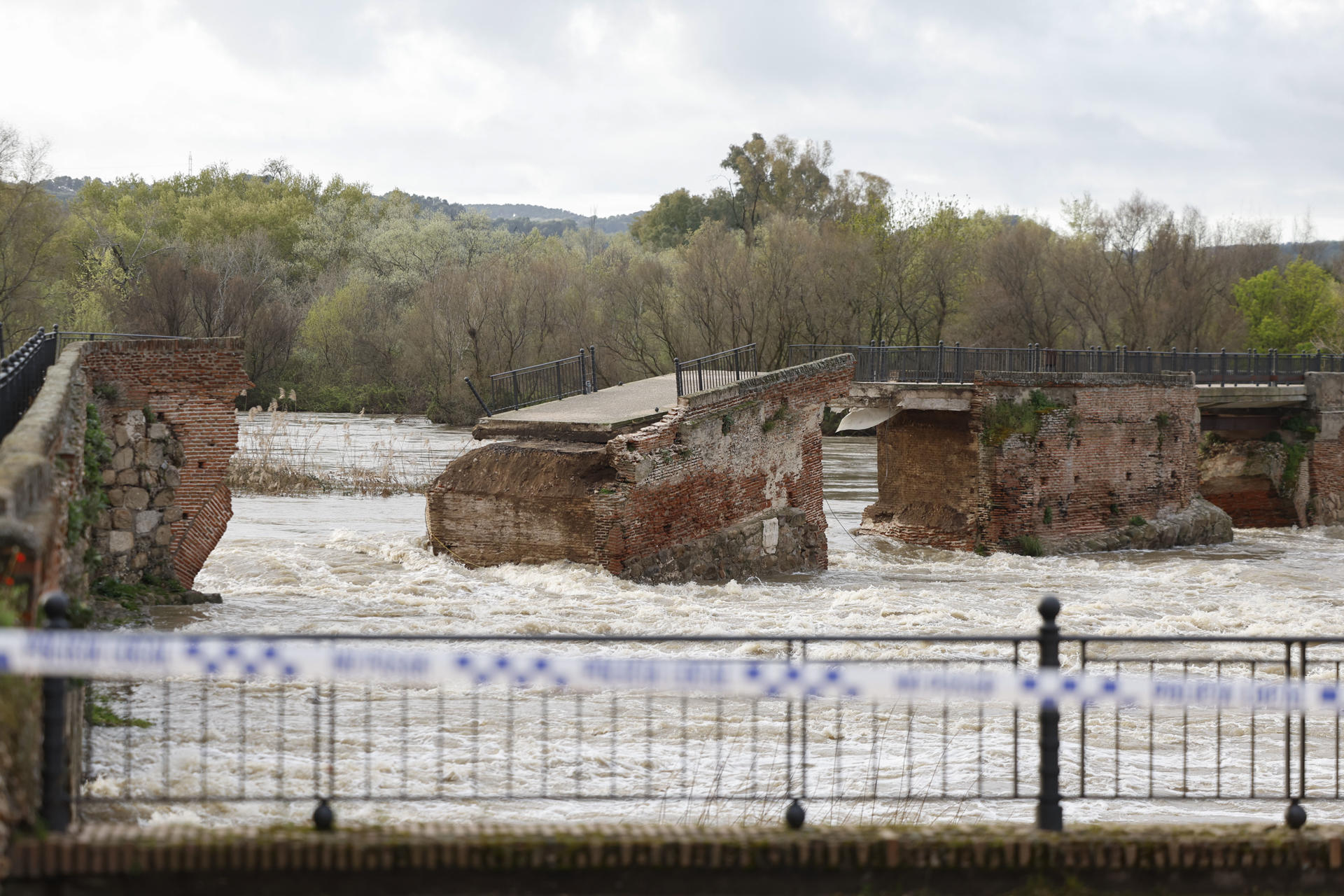 Vista del puente viejo o 'romano' derrumbado por la crecida del río Tajo a su paso por Talavera de la Reina, este domingo. EFE/Manu Reino