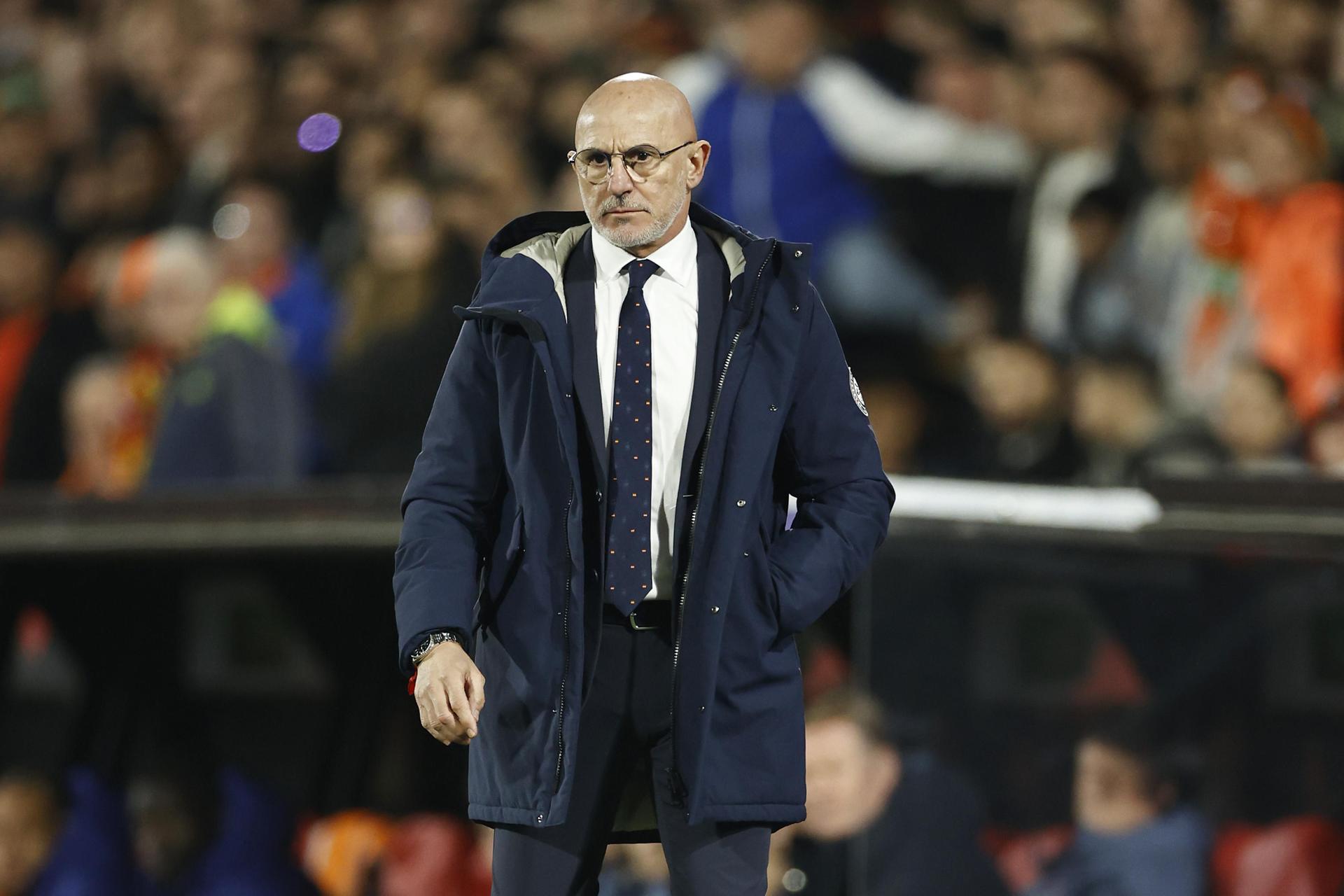 Luis de la Fuente, técnico de la selección española, el pasado jueves en Róterdam, durante la ida de los cuartos de final de la Liga de Naciones. EFE/EPA/MAURICE VAN STEEN
