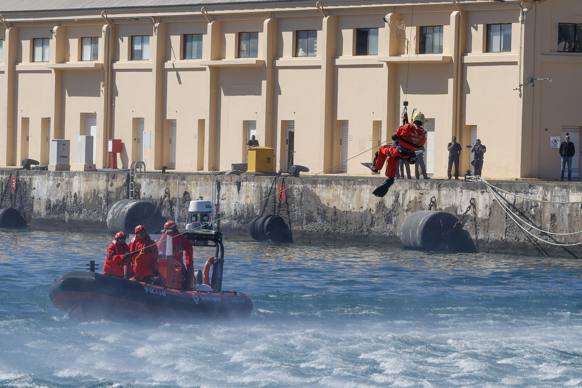 La Dirección General de la Marina Mercante, Salvamento Marítimo y el Ministerio para la Transición Ecológica han probado este miércoles en el puerto de Las Palmas de Gran Canaria la coordinación y capacidad de respuesta pública de España ante una emergencia por contaminación marina en un simulacro en el que han intervenido 200 efectivos. Este 'Ejercicio nacional de lucha contra la contaminación marina-Polex 2025', el número 19 que se lleva a cabo, se ha desarrollado en aguas interiores del puerto de La Luz. EFE/ Elvira Urquijo A.