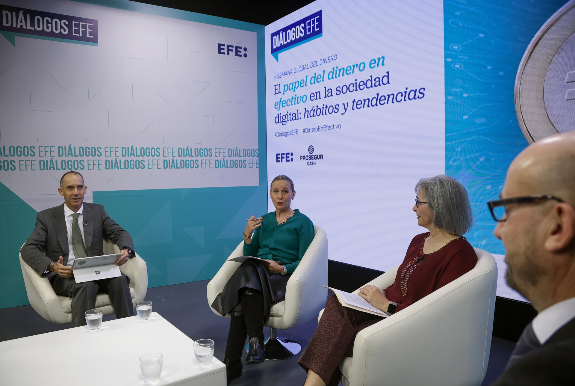 MADRID, 25/03/2025.-(De izq a der) Miguel Bandrés, director de Relación con Inversores de Prosegur Cash; Belen Molleda, jefa de Economía Digital de la Agencia Efe; María Jose F. Lupiánez, directora de Efectivo del Banco de España; y Carlos Ruíz Miguel, catedrático de Derecho Constitucional de la Universidad de Santiago de Compostela, durante su participación en el foro "El papel del Dinero en efectivo en la sociedad digital: hábitos y tendencias", celebrado en la sede de la Agencia Efe, en Madrid. EFE/David Fernández