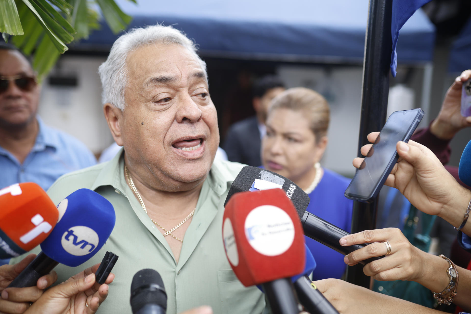 El abogado del expresidente panameño Ricardo Martinelli, Alejandro Pérez, da declaraciones frente a la Embajada de Nicaragua este jueves, en Ciudad de Panamá (Panamá). EFE/ Bienvenido Velasco
