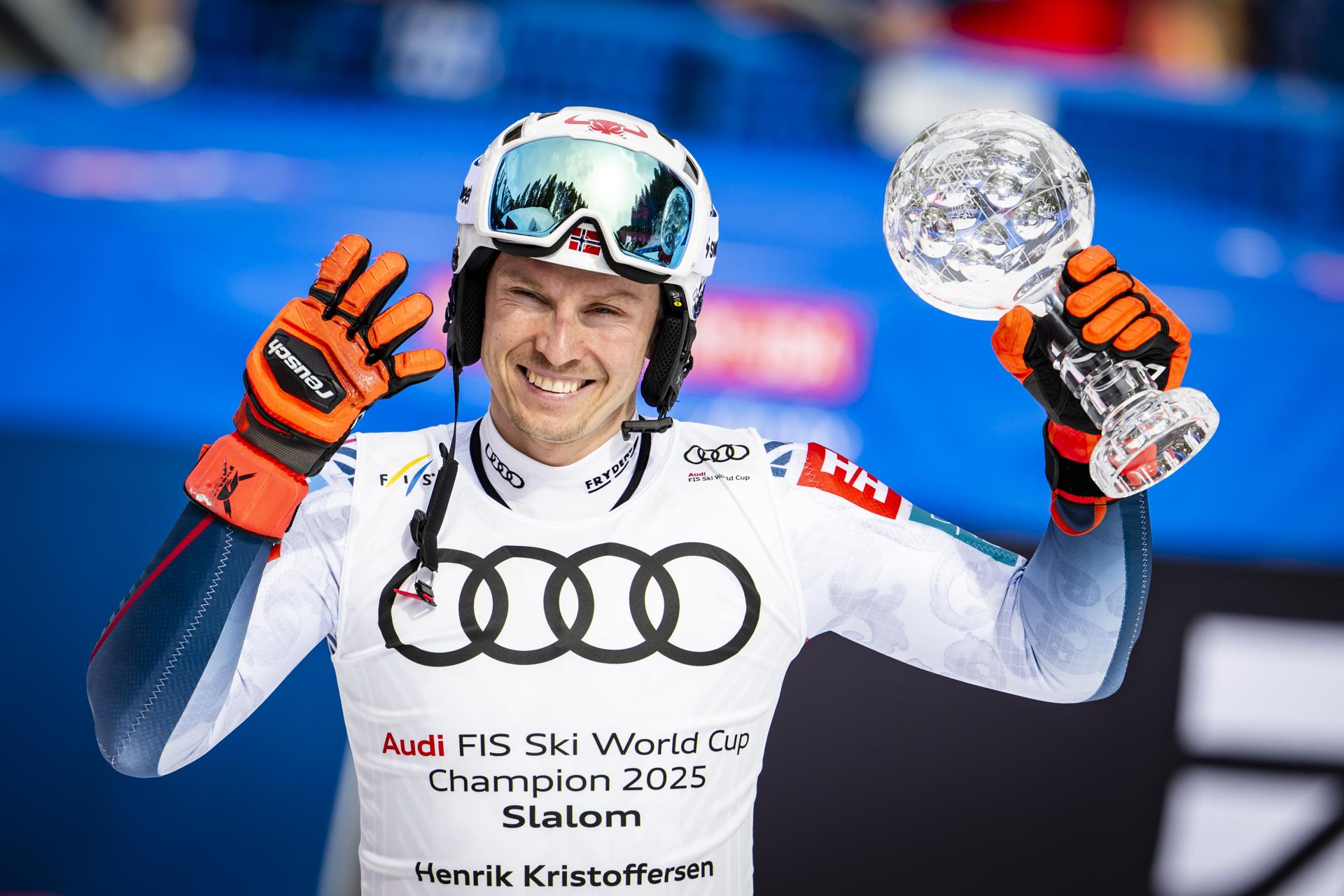 Sun Valley (Estados Unidos), 27/03/2025.- El noruego Henrik Kristoffersen festeja la consecución, por cuarta vez, de la Copa del Mundo de eslalon de esquí alpino, después de acabar cuarto la prueba de esa disciplina -la última de la temporada- disputada este jueves en Sun Valley (Estados Unidos). EFE/EPA/JEAN-CHRISTOPHE BOTT