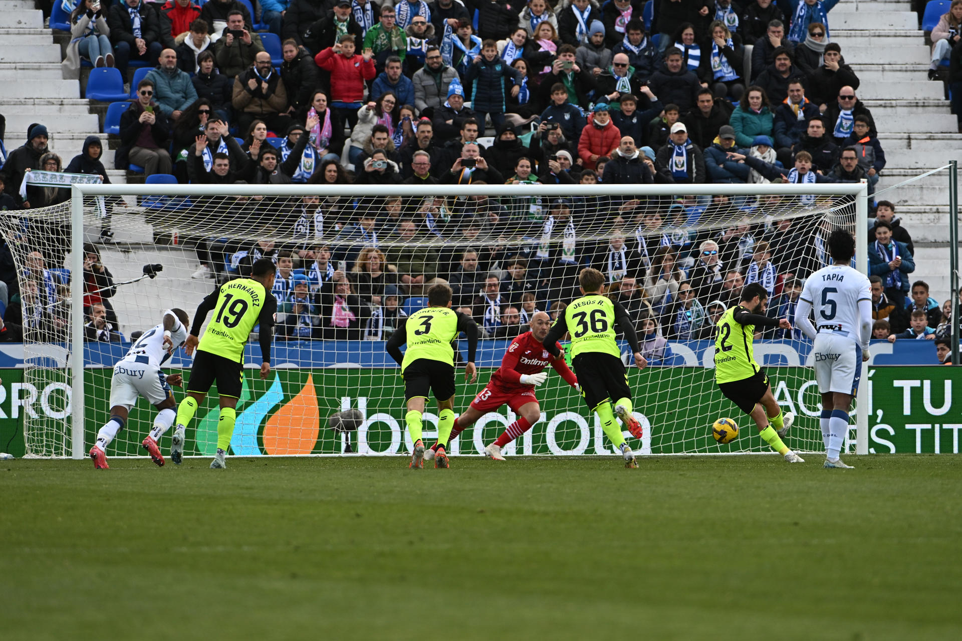 El jugador del Betis Isco Alarcón (2d) marca un gol que coloca el 2-1 en el marcador durante el partido de LaLiga Leganés-Betis este domingo en el estadio municipal Butarque en Leganés (Madrid). EFE/ Fernando Villar