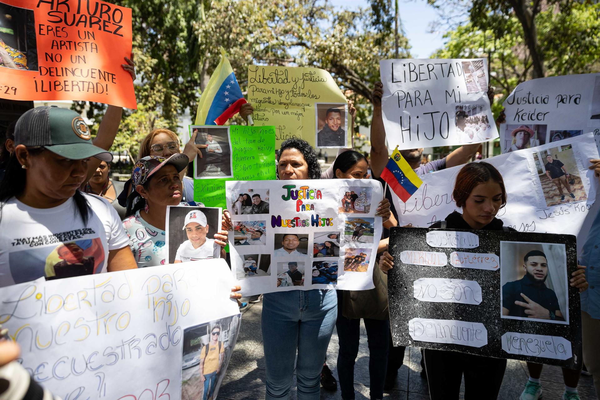 Personas sostienen carteles durante una manifestación en apoyo a los venezolanos encarcelados en El Salvador, este lunes, en Caracas (Venezuela). EFE/ Ronald Peña R.