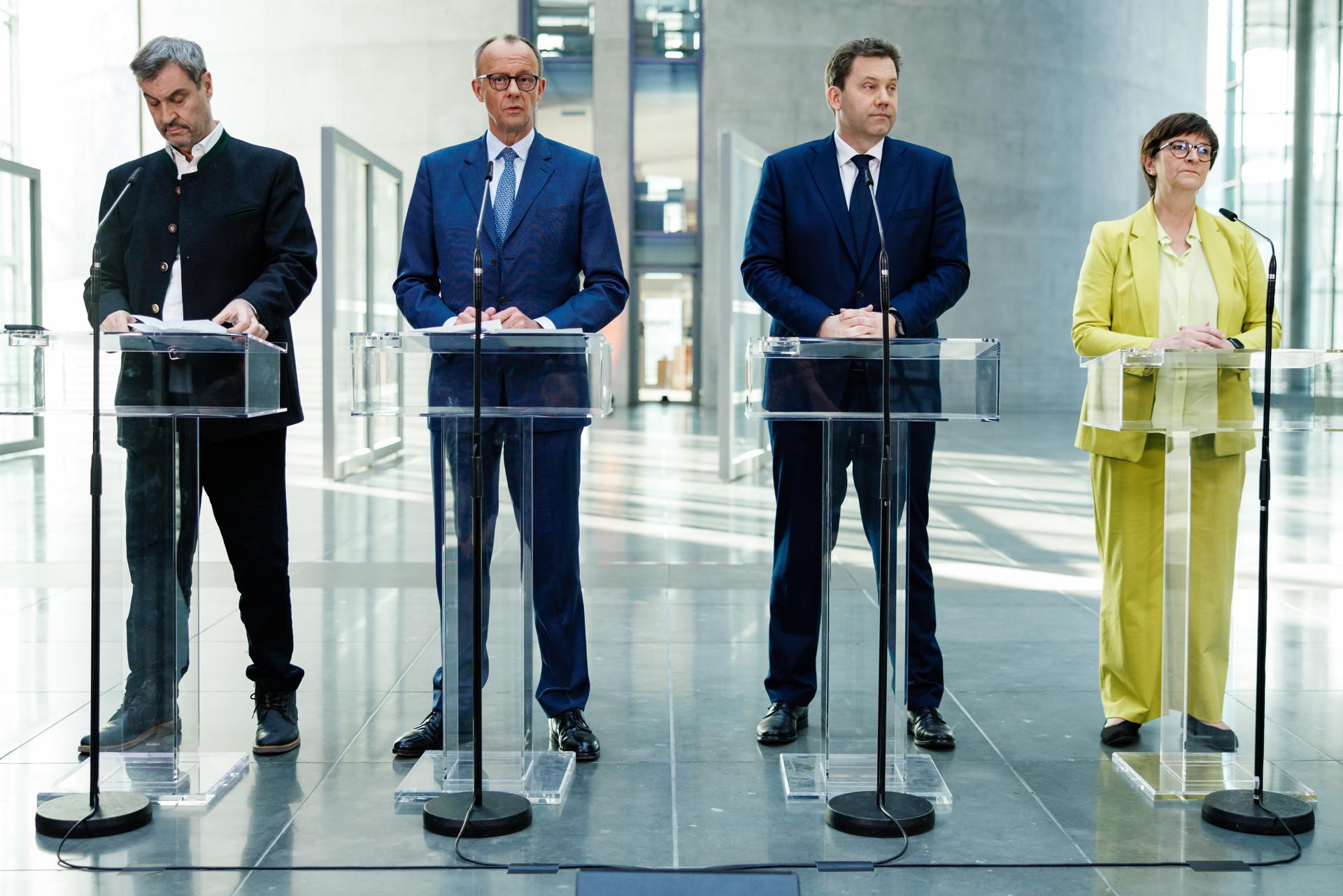 De izquierda a derecha, Markus Soeder, presidente de la Unión Socialcristiana (CSU) bávara, el candidato a canciller por la CDU, Friedrich Merz, y los copresidentes del SPD, Lars Klingbeil y Saskia Esken, este sábado en rueda de prensa en Berlín sobre un posible Gobierno de coalición en Alemania. EFE/EPA/CLEMENS BILAN