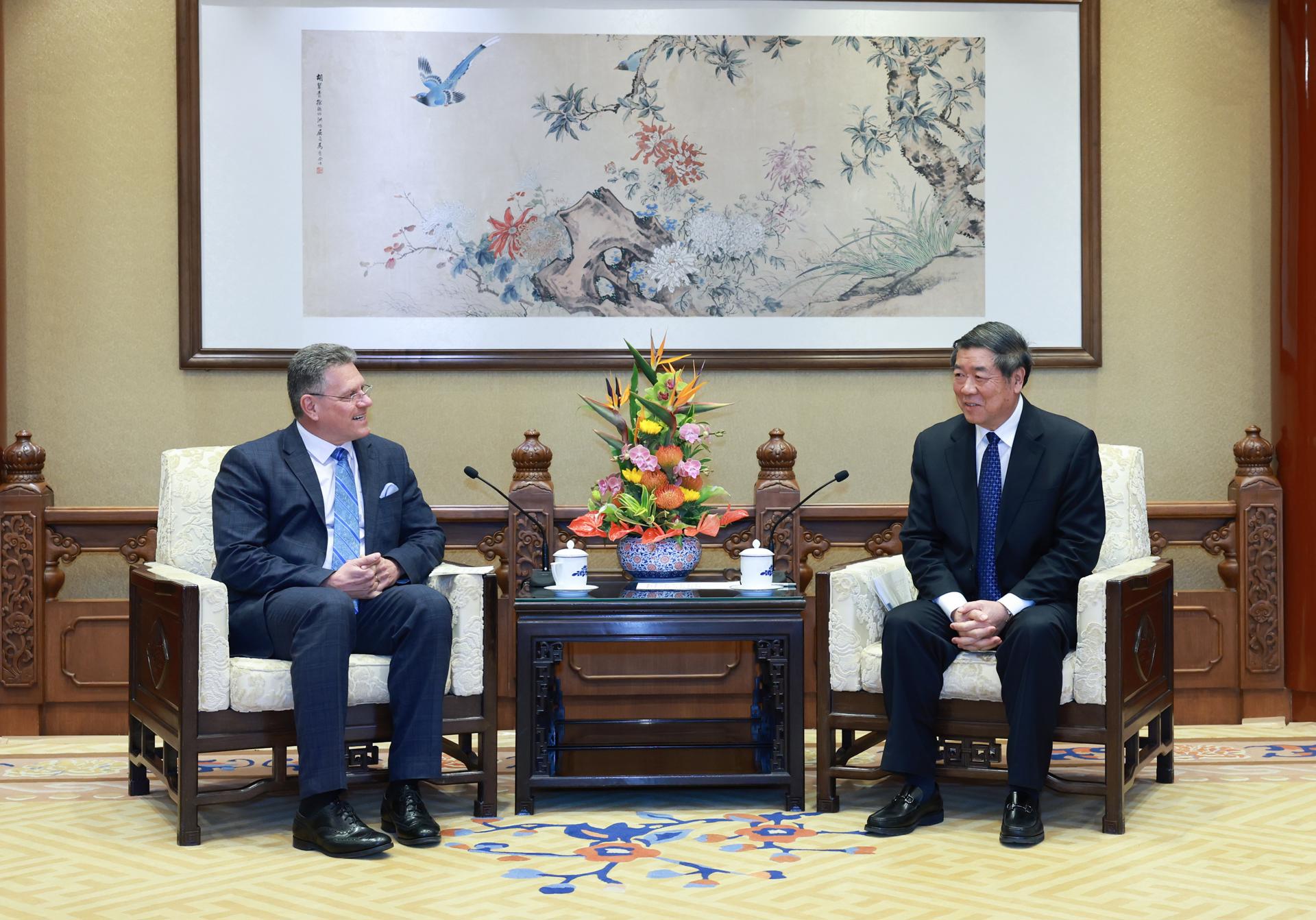 Beijing (China), 28/03/2025.- El viceprimer ministro chino, He Lifeng (d), se reúne con el comisario europeo de Comercio y Seguridad Económica, Maros Sefcovic (i), en Pekín, China. EFE/EPA/XINHUA CRÉDITO OBLIGATORIO SOLO PARA USO EDITORIAL