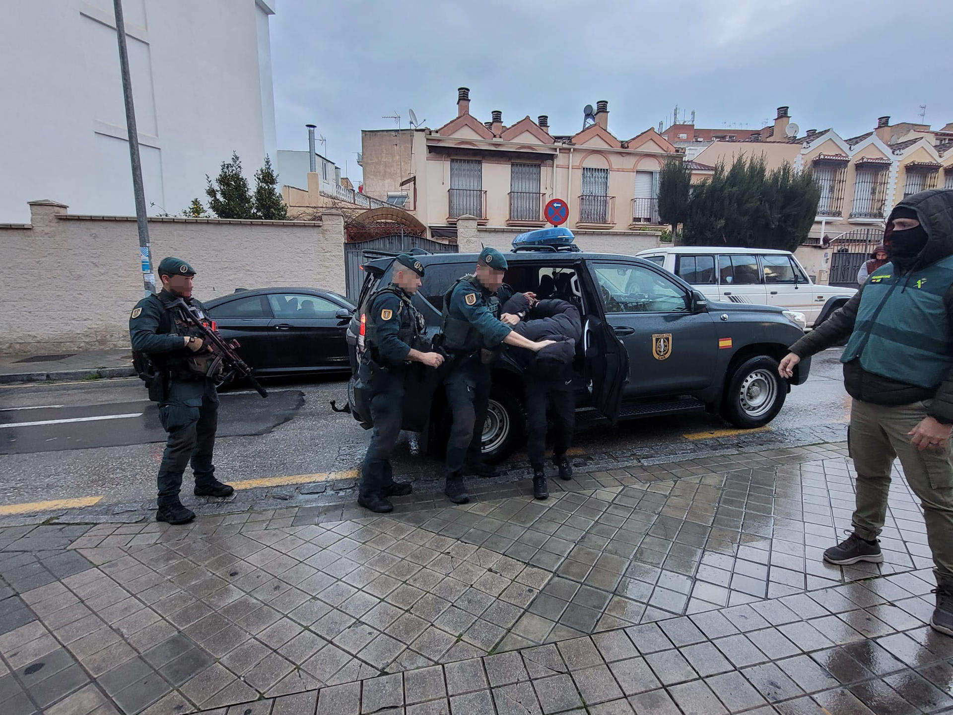 Agentes de la Guardia Civil en Granada introducen en el coche al hombre detenido y enviado a prisión por consumir de forma masiva propaganda yihadista y ponerla a disposición de terceros es hermano de un combatiente terrorista extranjero que falleció en Siria en el año 2014 integrado en el seno de la organización terrorista Dáesh.EFE/Guardia Civil//SOLO USO EDITORIAL/SOLO DISPONIBLE PARA ILUSTRAR LA NOTICIA QUE ACOMPAÑA (CRÉDITO OBLIGATORIO)//