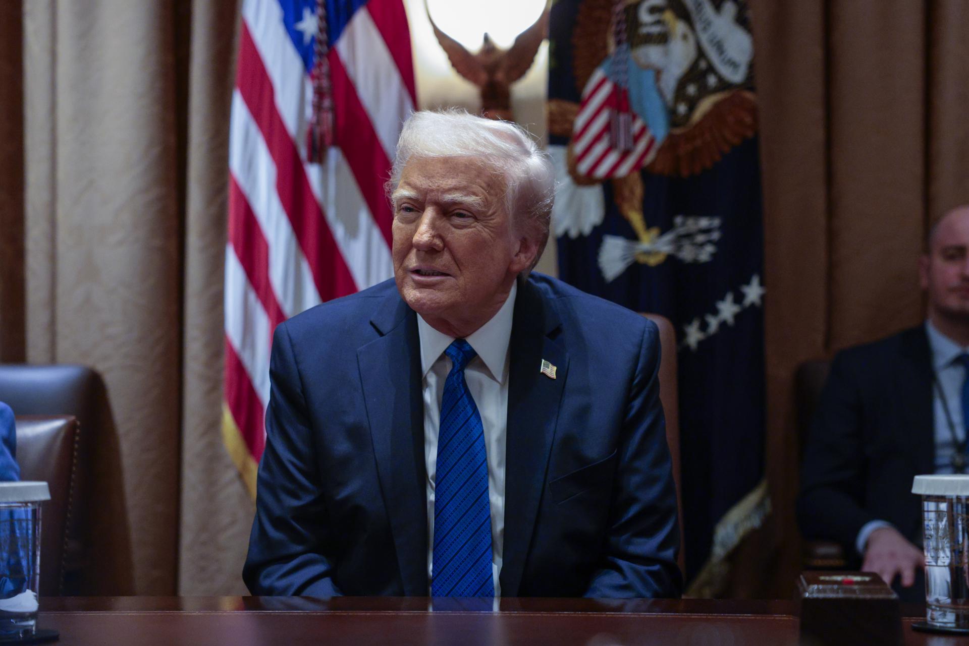 El presidente de Estados Unidos, Donald Trump, responde a las preguntas de los medios de comunicación durante una reunión con los candidatos a embajadores en la Sala del Gabinete de la Casa Blanca en Washington, DC, EE.UU., el 25 de marzo de 2025.EFE/EPA/SHAWN THEW / POOL
