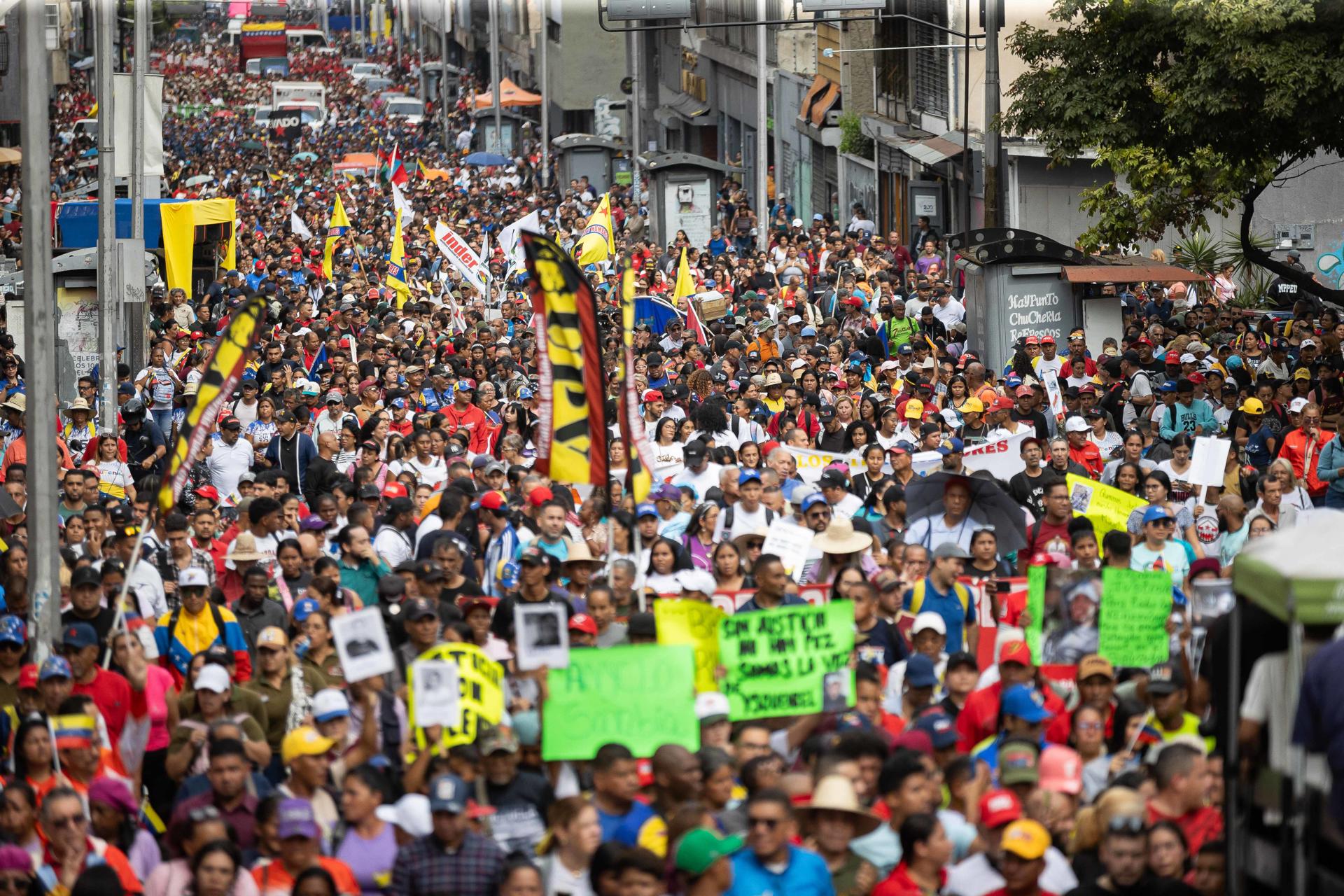Personas participan en una marcha oficialista en defensa de los migrantes venezolanos este martes, en Caracas (Venezuela). EFE/ Ronald Peña R
