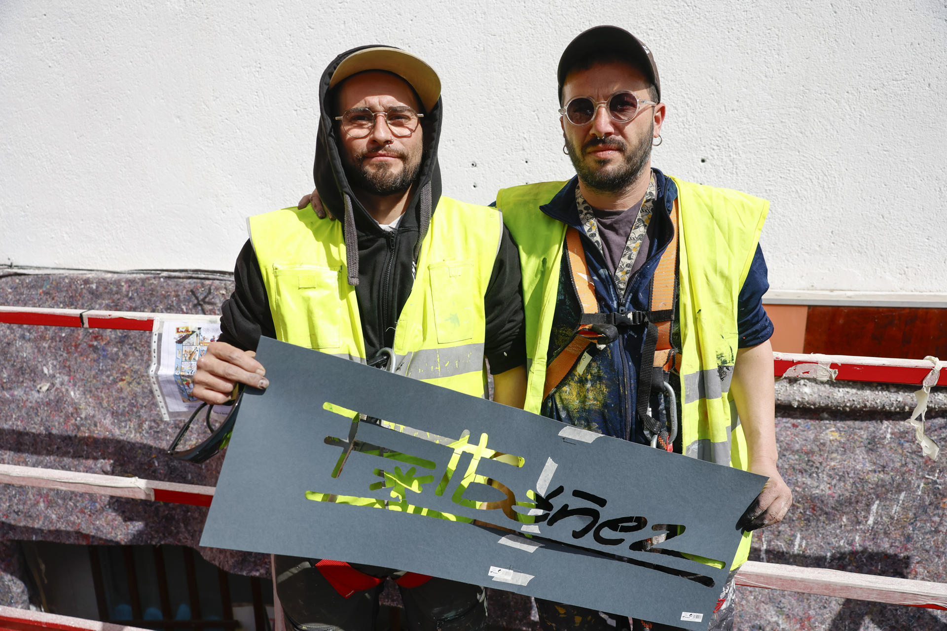 Los artistas urbanos NSN 997 (d) y Kerú de Kolorz presentan este miércoles en Madrid el mural inspirado en el cómic "13 Rue del Percebe" que han pintado en un edificio como homenaje a Ibáñez, con el patrocinio la editorial Bruguera. EFE/ Mariscal