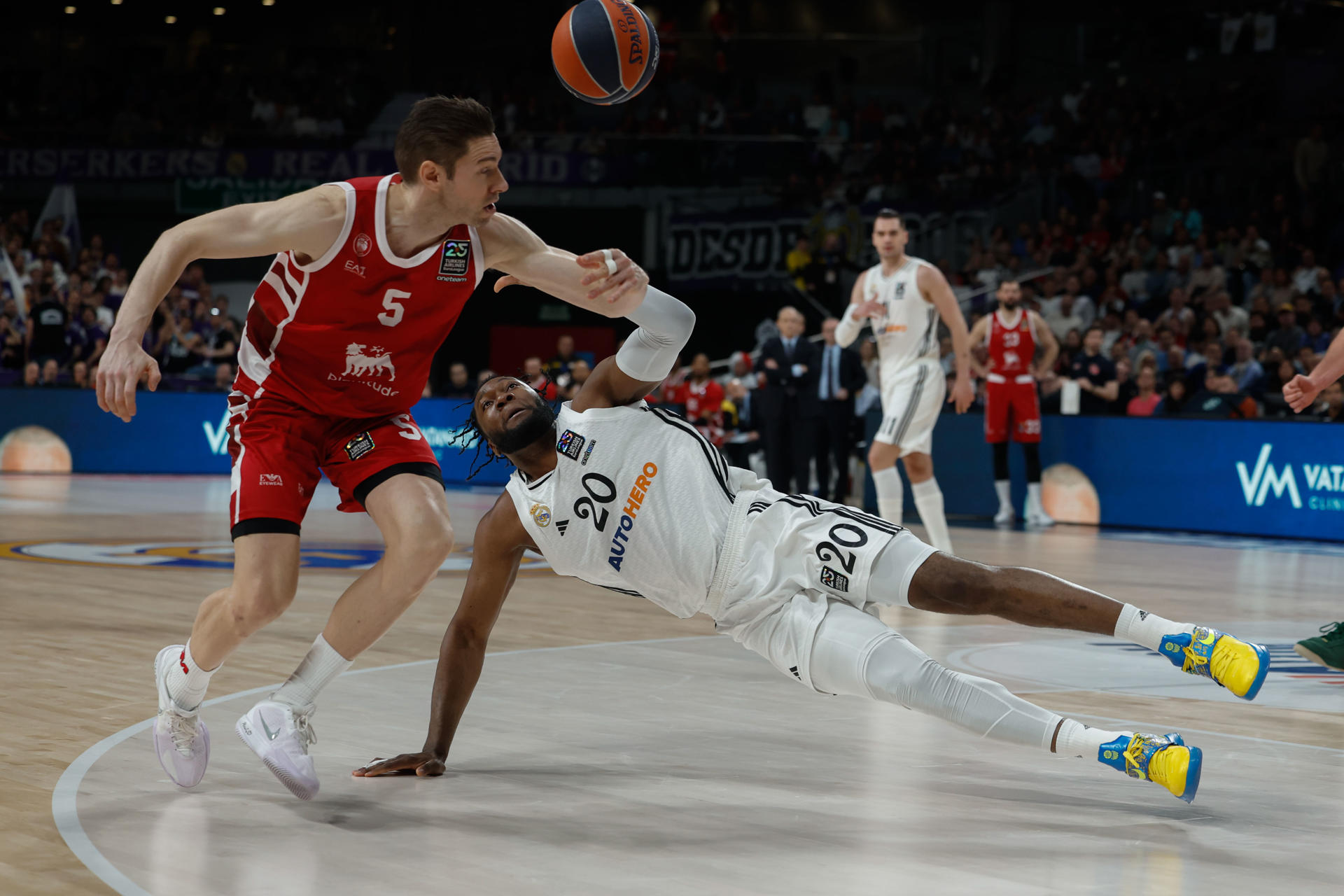 Fabien Causeur (i), del Olimpia, ante el pívot del Real Madrid Bruno Fernando (d) que cae durante el partido de la EuroLiga de baloncesto que Real Madrid y Olimpia Milano disputan este martes en el Movistar Arena. EFE/Juanjo Martín