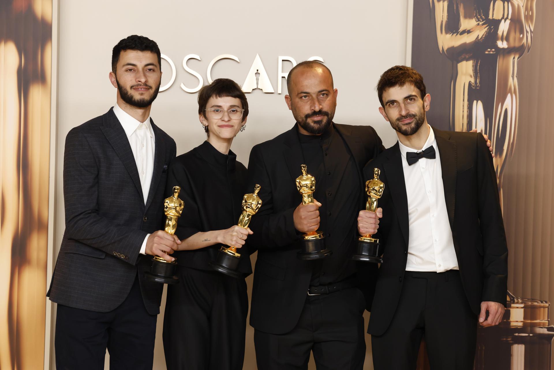 Los premiados con el Óscar a mejor documental (de izquierda a derecha) Basel Adra, Rachel Szor, Hamdan Ballal y Yuval Abraham. EFE/CAROLINE BREHMAN