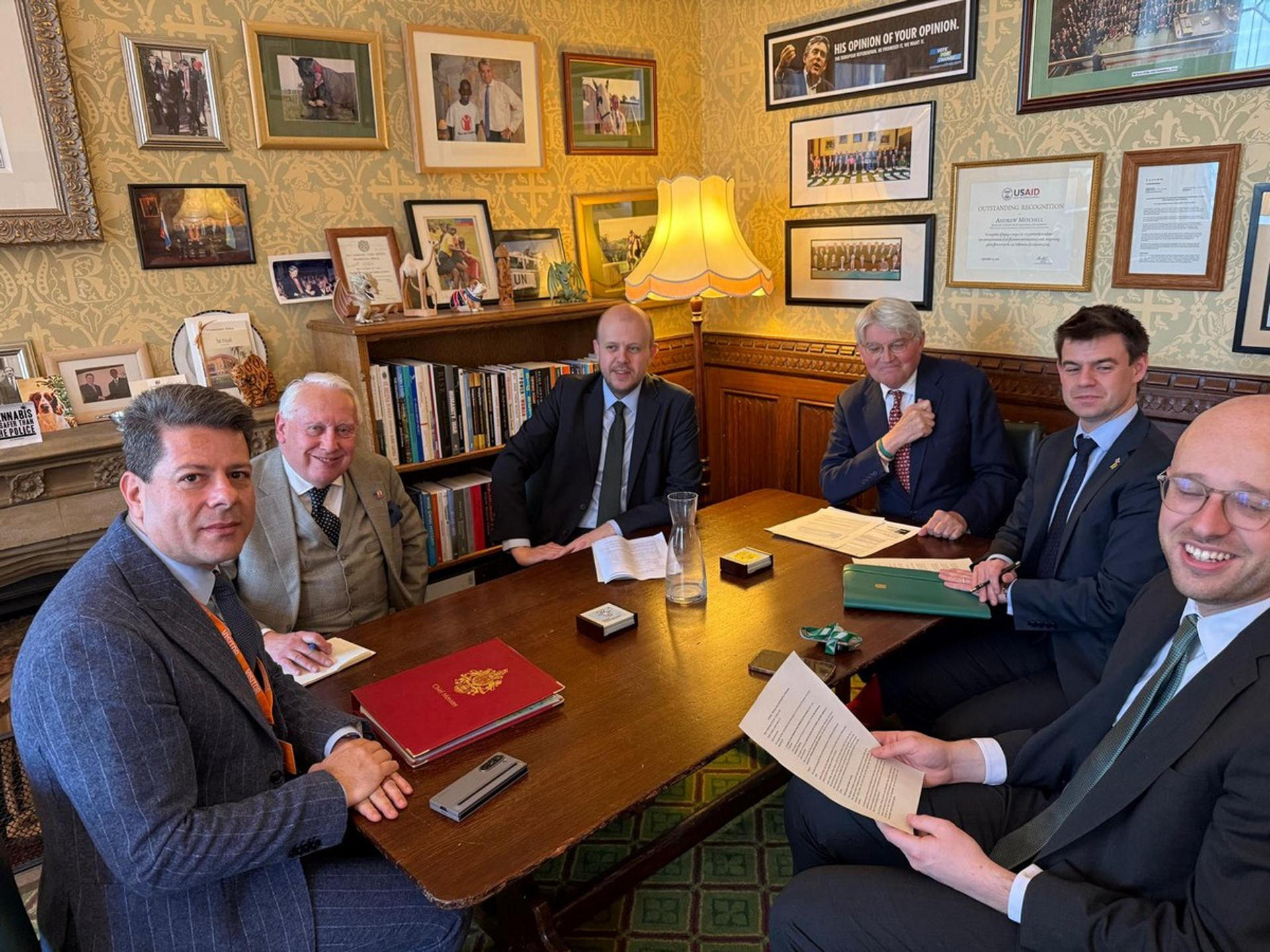 El ministro principal de Gibraltar, Fabian Picardo (i), durante la reunión que ha mantido en Londres, con los diputados Andrew Mitchell y Lloyd Hatton, así como con otros miembros del Grupo Parlamentario Multipartidario para Gibralta. Picardo, ha ampliado la duración de su visita a Londres, donde prosigue la negociación del tratado entre el Reino Unido y la Unión Europea tras el brexit que marcará la futura relación de la UE con el Peñón.  EFE/INFOGIBRALTAR/SOLO USO EDITORIAL/SOLO DISPONIBLE PARA ILUSTRAR LA NOTICIA QUE ACOMPAÑA (CRÉDITO OBLIGATORIO)