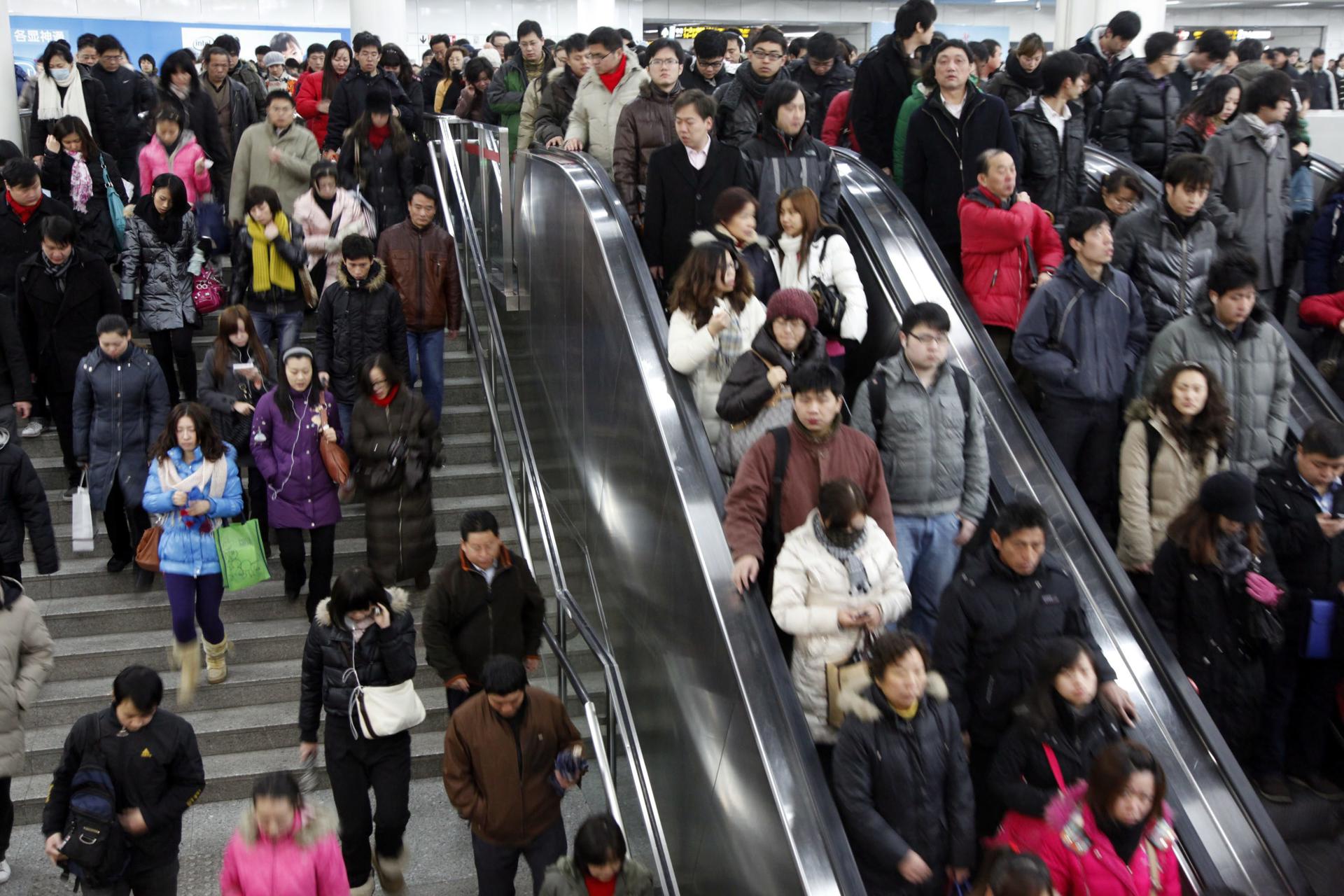Fotografía de archivo que muestra a personas en una estación del metro de Shangai (China). EFE/QILAI SHEN