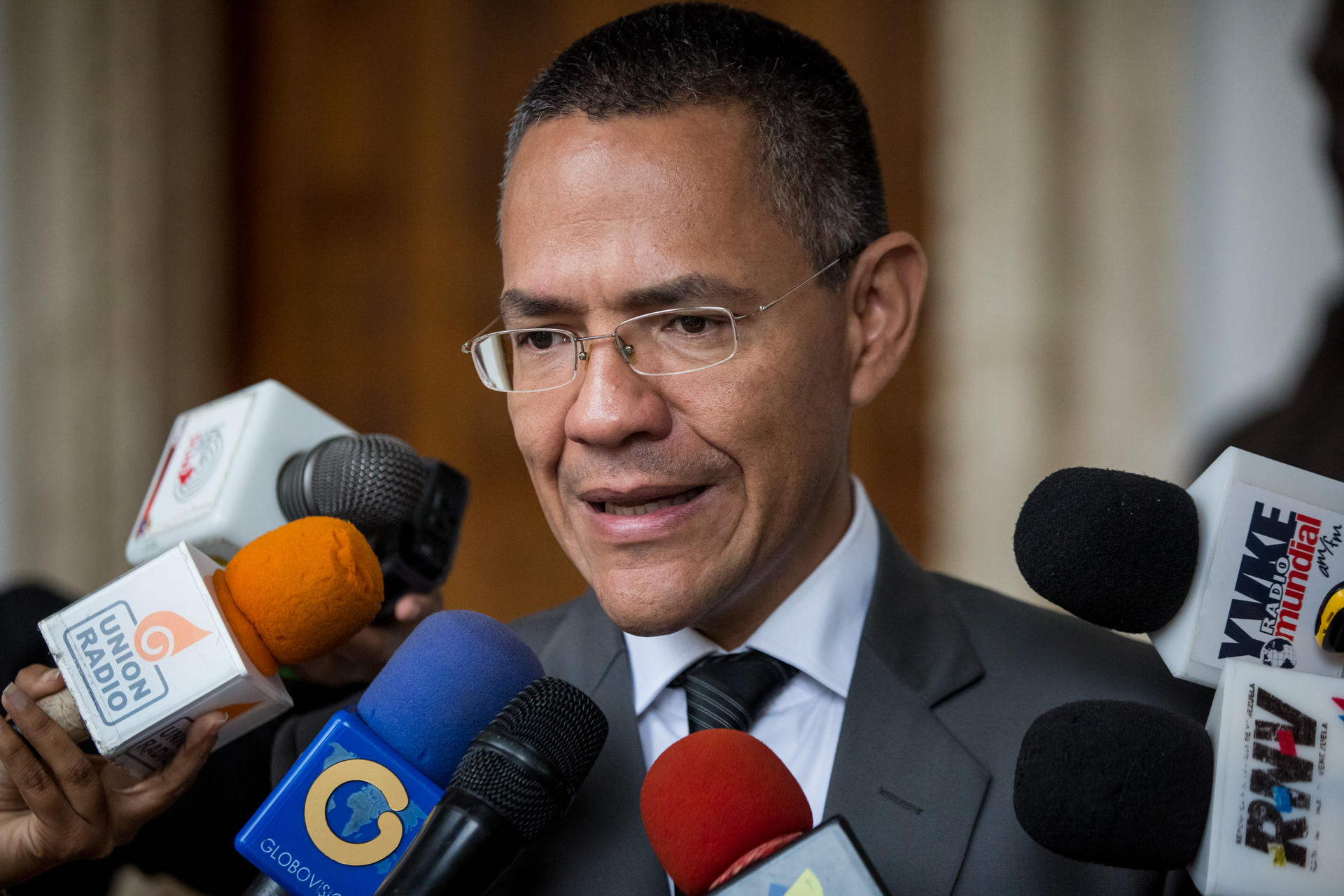 Fotografía de archivo en la que se registró al ministro de Cultura de Venezuela, Ernesto Villegas, al atender a la prensa, en Caracas (Venezuela). EFE/Miguel Gutiérrez