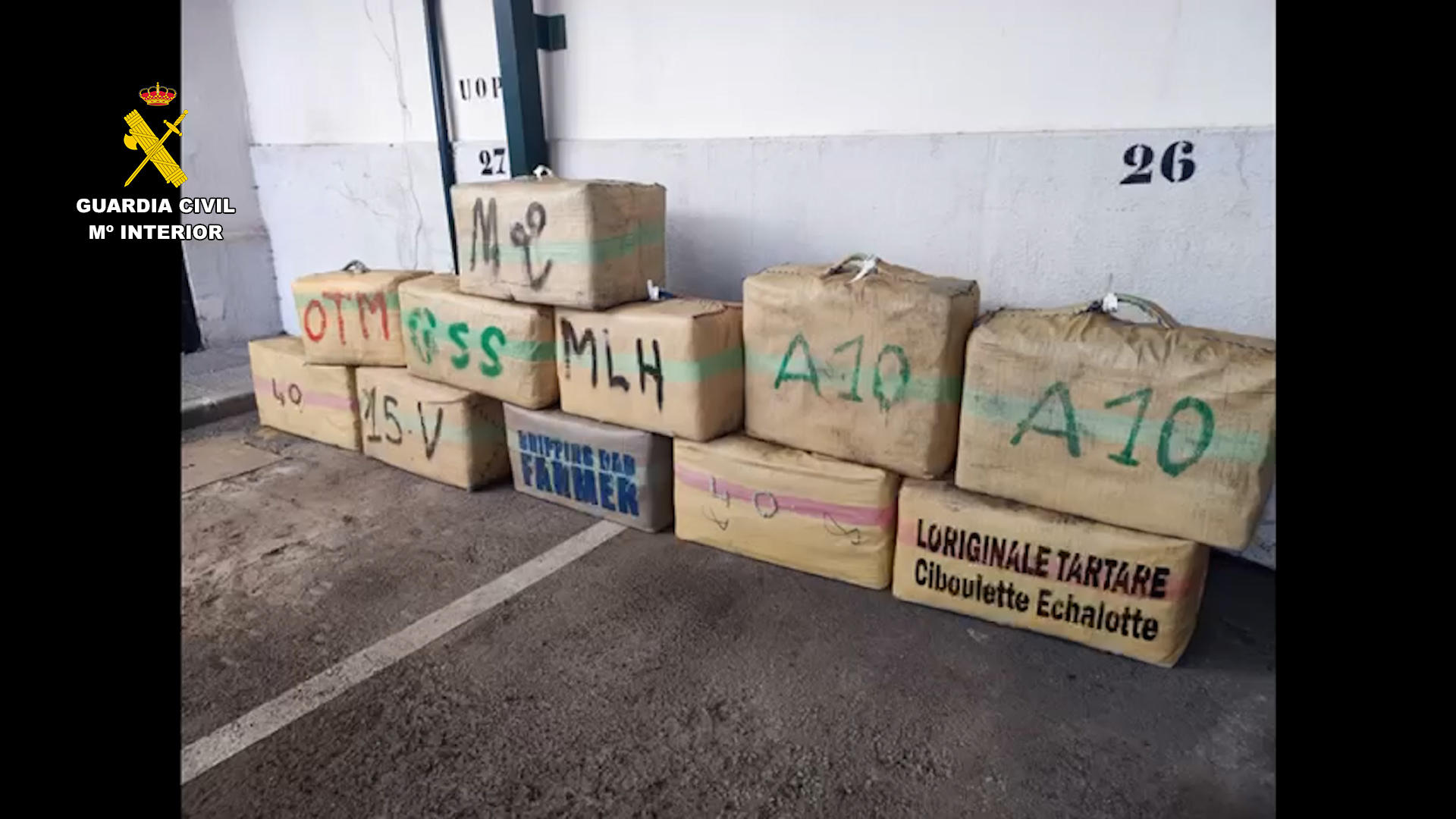 La Guardia Civil ha detenido a 23 personas pertenecientes a la organización criminal conocida como 'El Tarta', dedicada a la introducción a gran escala de hachís procedente de Marruecos a través del río Guadalquivir, usando para ello embarcaciones de alta velocidad. En un comunicado, la Guardia Civil ha informado de que se trata de la operación denominada Ínsula, en la que se han intervenido 452 kilos de hachís, 22.406 litros de gasolina y se han recuperado dos vehículos robados que utilizaban para el transporte de la droga. EFE/ Guardia Civil SOLO USO EDITORIAL/SOLO DISPONIBLE PARA ILUSTRAR LA NOTICIA QUE ACOMPAÑA (CRÉDITO OBLIGATORIO)