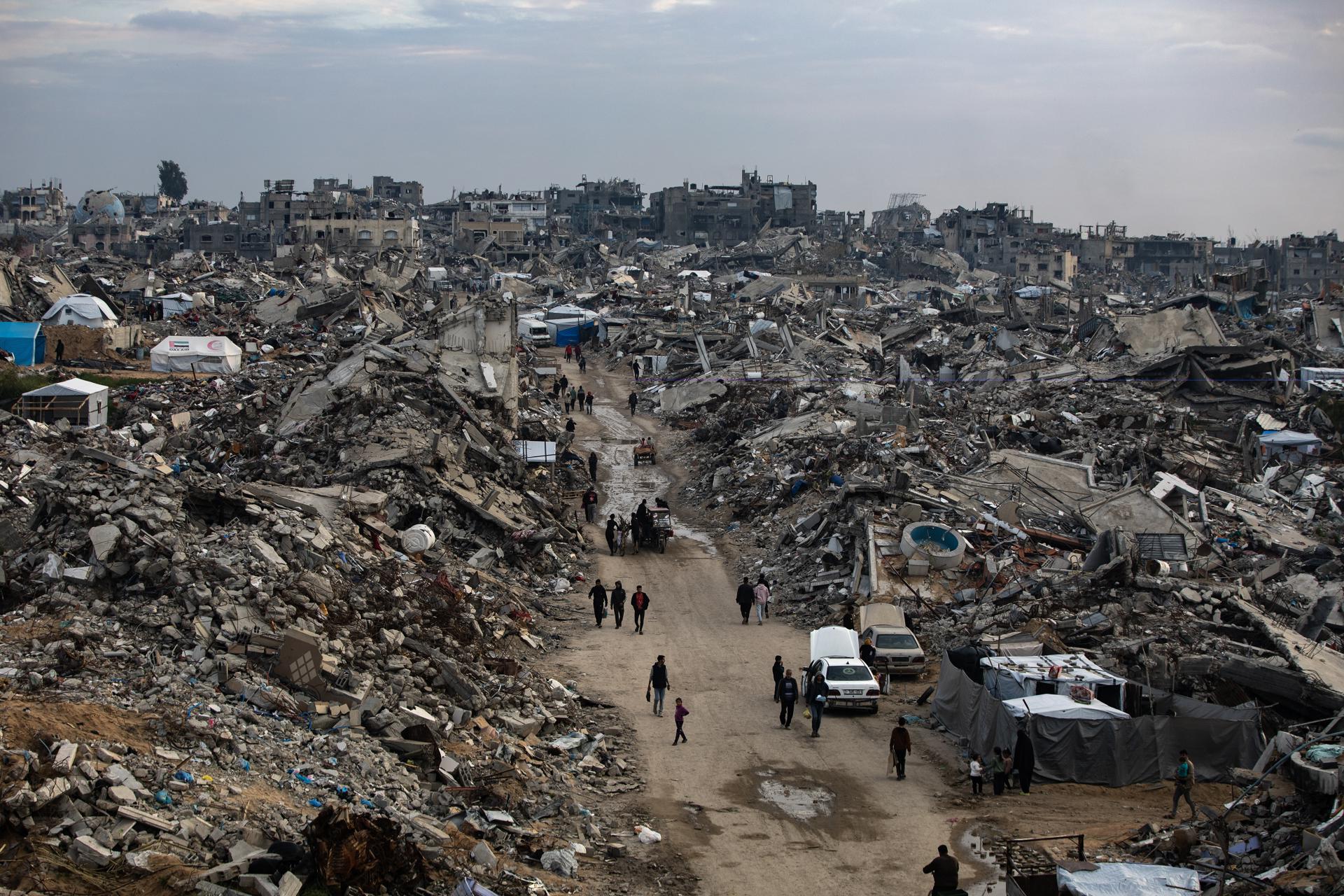 Los palestinos caminan entre los escombros de sus hogares destruidos en la ciudad de Beit Lahia, en el norte de la Franja de Gaza, el 9 de marzo de 2025. EFE/EPA/HAITHAM IMAD