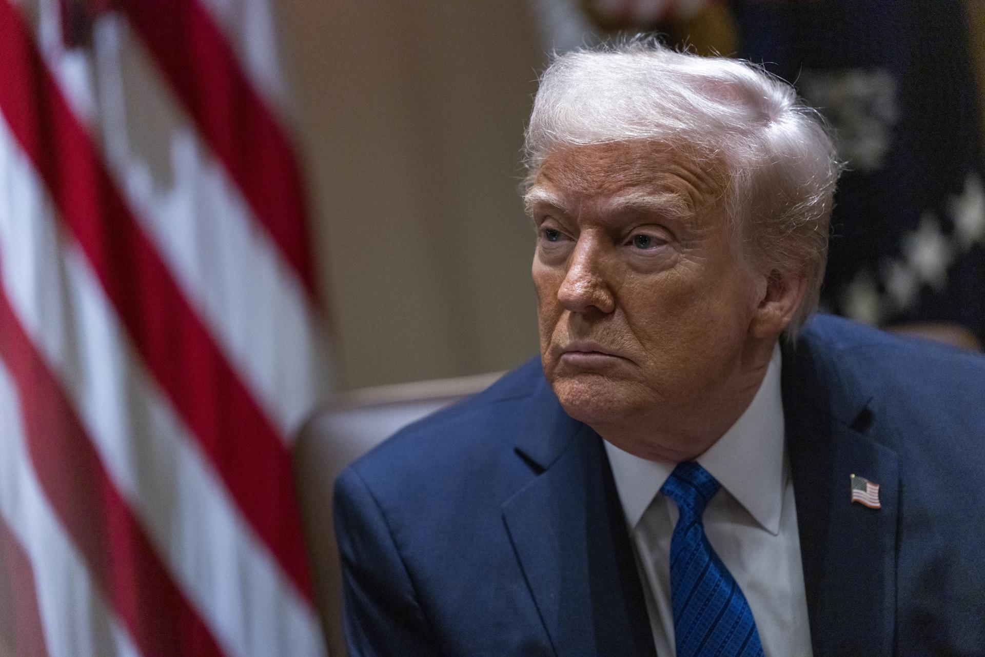 El presidente de EE.UU., Donald Trump, responde preguntas de los medios de comunicación durante una reunión con los nominados a embajadores en la Sala del Gabinete de la Casa Blanca en Washington, D.C., EE.UU . EFE/EPA/SHAWN THEW / POOL