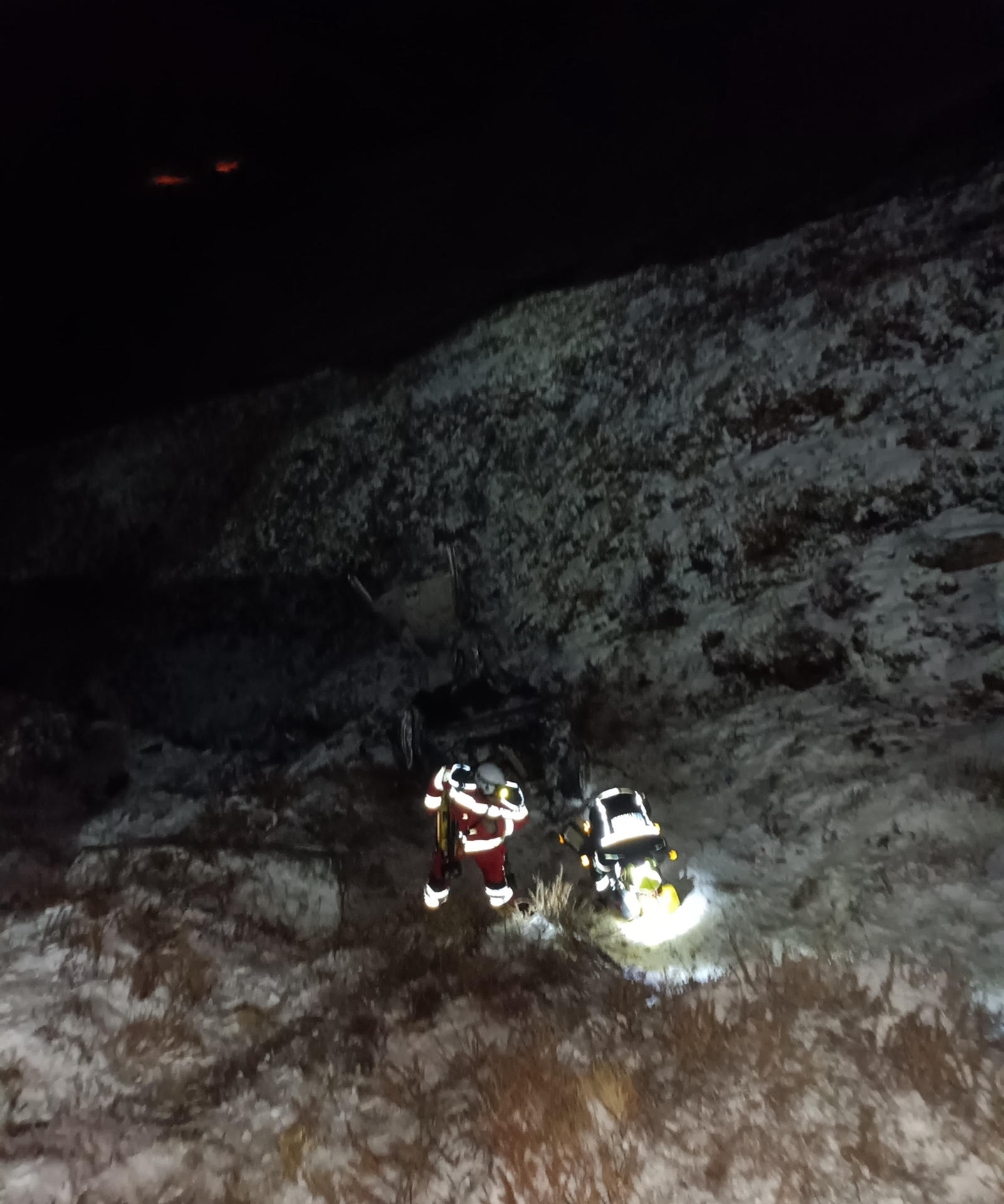 Cuatro jóvenes han fallecido al despeñarse en la madrugada de este sábado el vehículo en el que viajaban en el puerto de Lunada (Cantabria) por una ladera de 200 metros. EFE/ 112 de Cantabria / ***SOLO USO EDITORIAL/SOLO DISPONIBLE PARA ILUSTRAR LA NOTICIA QUE ACOMPAÑA (CRÉDITO OBLIGATORIO)***