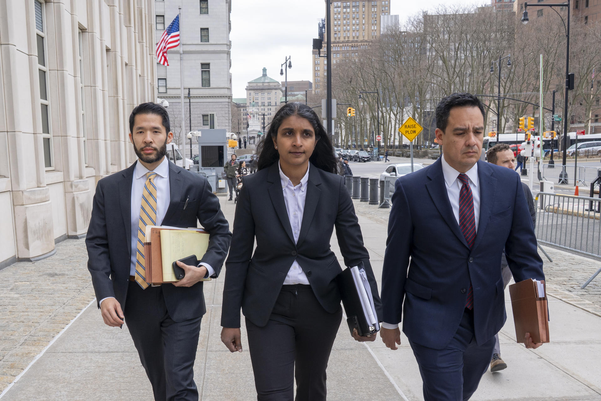 La fiscal federal adjunta para el Distrito Este de Nueva York, Saritha Komatireddy (c), camina junto al fiscal de la Corte Federal de Brooklyn, Francisco Navarro (d), a la entrada de la audiencia del narcotraficante mexicano Rafael Quintero este miércoles, en Brooklyn (Estados Unidos). EFE/ Ángel Colmenares