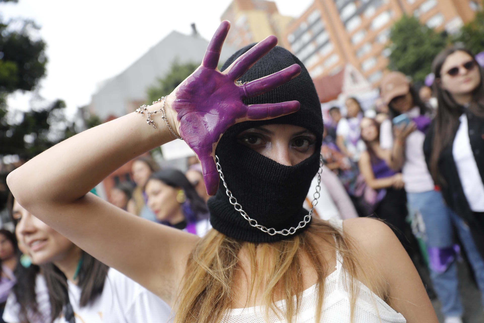 Una mujer participa en una manifestación en el marco del Día Internacional de la Mujer este 8 de marzo de 2025, en Bogotá (Colombia). EFE/ Vannessa Jiménez