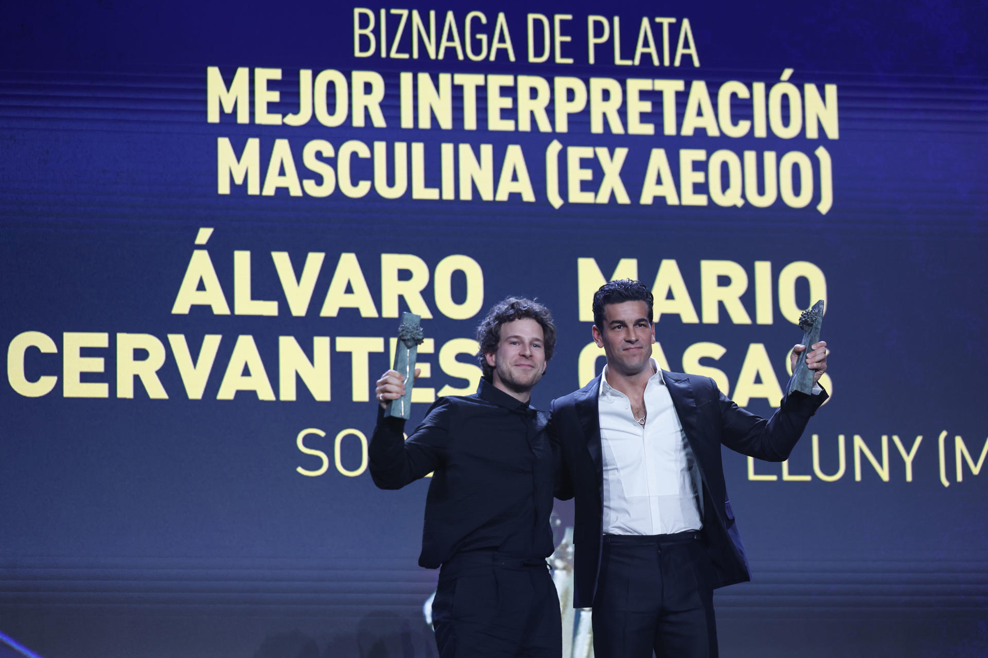 Biznaga de Plata a la mejor interpretación masculina Ex aequo para Álvaro Cervantes por su interpretación en 'Sorda' y Mario Casas (d) por 'Molt Lluny' este sábado, en la gala de clausura del Festival de Cine de Málaga, en el cine Albéniz de la ciudad andaluza. EFE/ Jorge Zapata