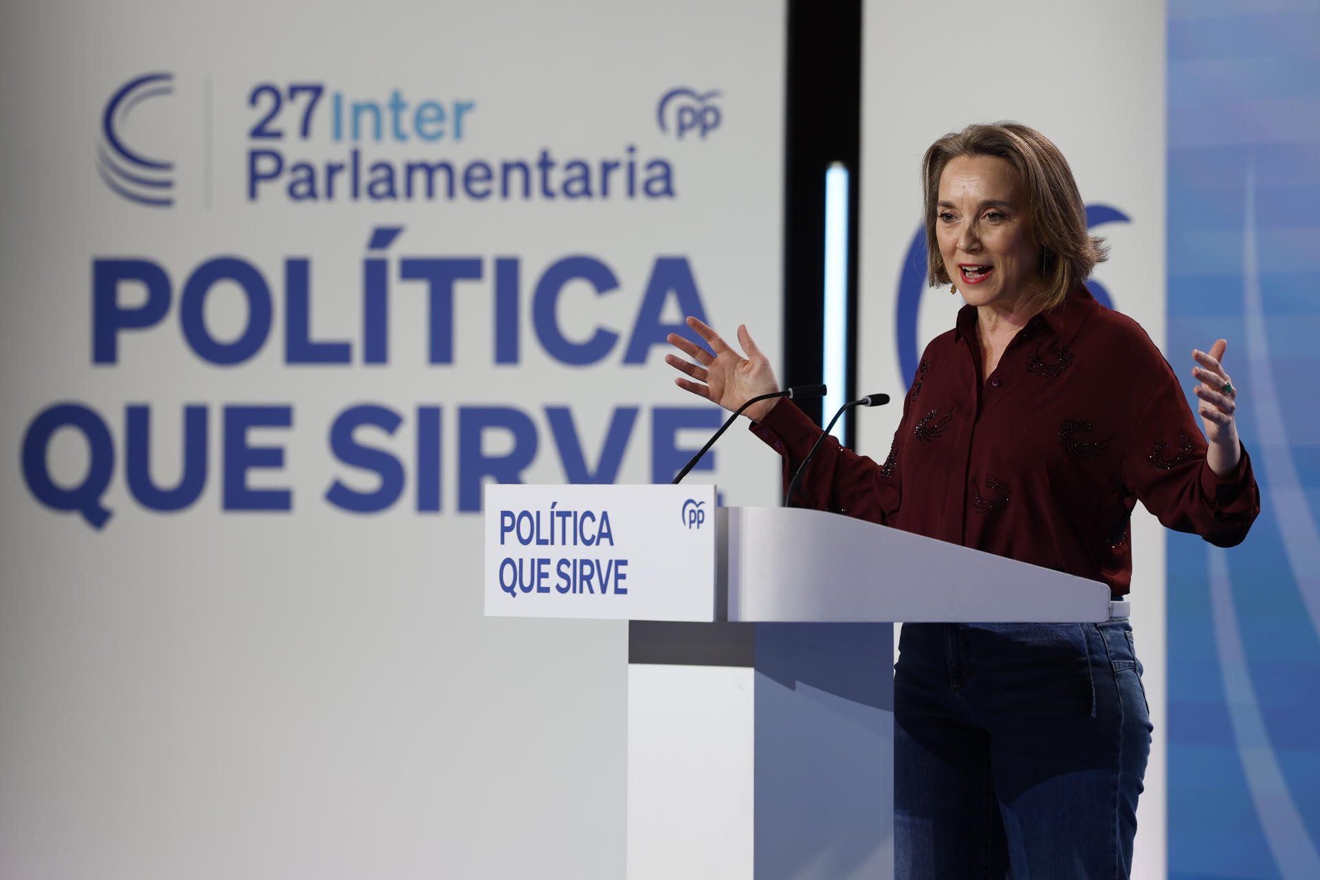 La secretaria general del Partido Popular Cuca Gamarra durante la interparlamentaria del partido celebrada, este sábado, en Sevilla. El Partido Popular inicia este sábado en Sevilla su 27 reunión interparlamentaria que reúne a sus diputados, senadores y europarlamentarios para fijar las líneas del partido sobre los temas "que preocupan a la gente", en un momento de gran fortaleza a nivel territorial, pero con varios frentes abiertos. EFE/Julio Muñoz