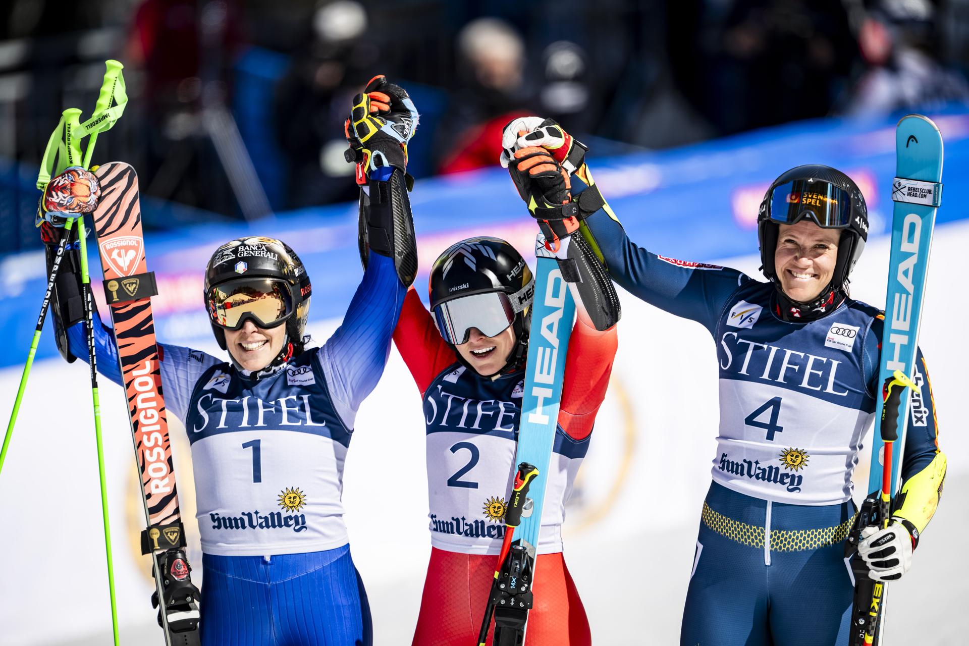 Sun Valley (Estados Unidos), 25/03/2025.- ( de i. a d.) La italiana Federica Brignone, ganadora de la Copa del Mundo de esquí alpino y flamante vencedora de la Copa del Mundo de gigante; la suiza Lara-Gut-Behrami, que ganó la última prueba de esa disciplina, en Sun Valley (EEUU); y la sueca Sara Hector, que concluyó tercera. EFE/EPA/JEAN-CHRISTOPHE BOTT