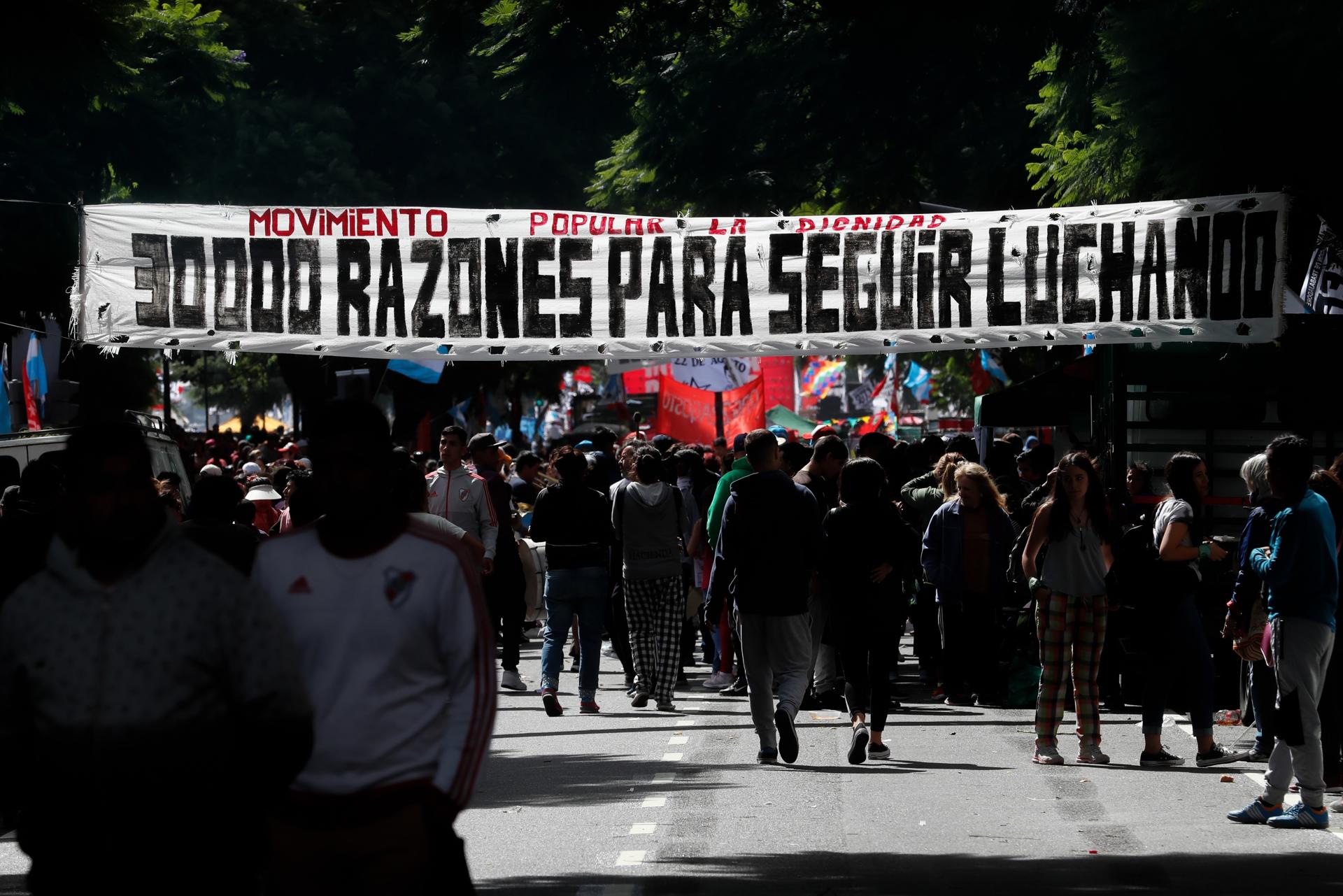 Fotografía de archivo, tomada el 24 de marzo de 2019, en la que se registró a cientos de ciudadanos durante la tradicional marcha anual con la que se conmemora el aniversario del golpe de Estado del 24 de marzo de 1976, en Buenos Aires (Argentina). EFE/Juan Ignacio Roncoroni