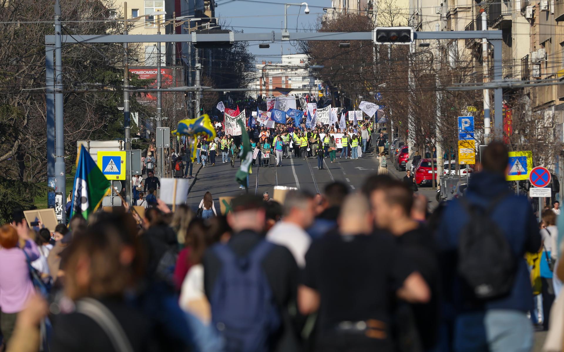 Los manifestantes marchan durante una protesta en Belgrado, Serbia, el 07 de marzo de 2025. Los estudiantes universitarios están pidiendo una acción de huelga general, exigiendo responsabilidades tras la muerte de quince personas en el colapso de la marquesina de la Estación de Ferrocarril de Novi Sad en noviembre de 2024. El edificio de la estación, que había sido renovado y reabierto en julio de 2024, estaba sufriendo más renovaciones poco antes del colapso. (Protestas, Belgrado) EFE/EPA/ANDREJ CUKIC