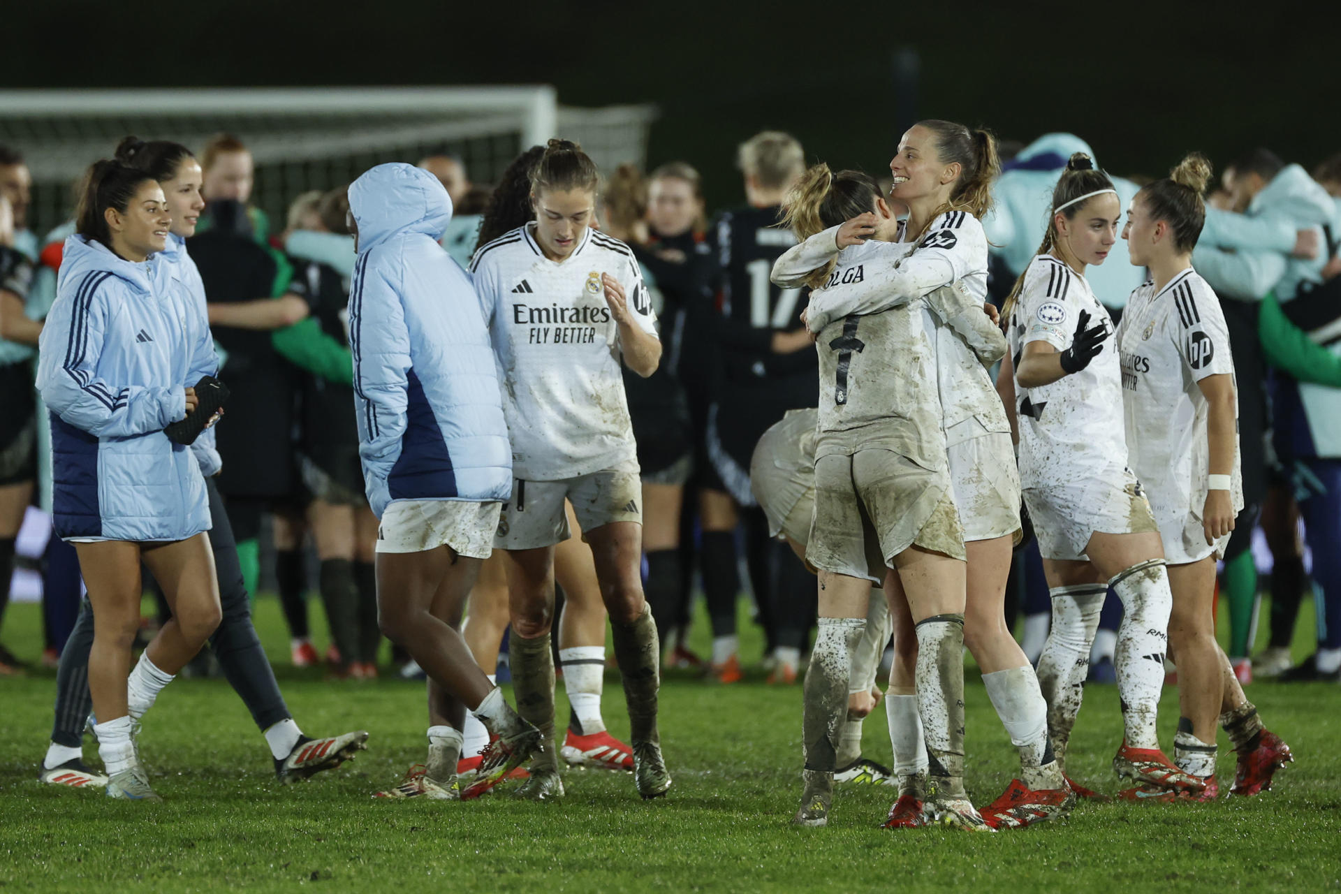Las jugadoras del Real Madrid celebran la victoria ante al Arsenal, al término del primer partido de los cuartos de final de la Liga de Campeones Femenina que Real Madrid y Arsenal FC disputaron en el estadio Alfredo Di Stéfano de la capital española. EFE/Juanjo Martín