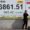 Fotografía de archivo de un hombre frente a un tablero indicador del mercado de valores en Tokio (Japón). EFE/EPA/FRANCK ROBICHON