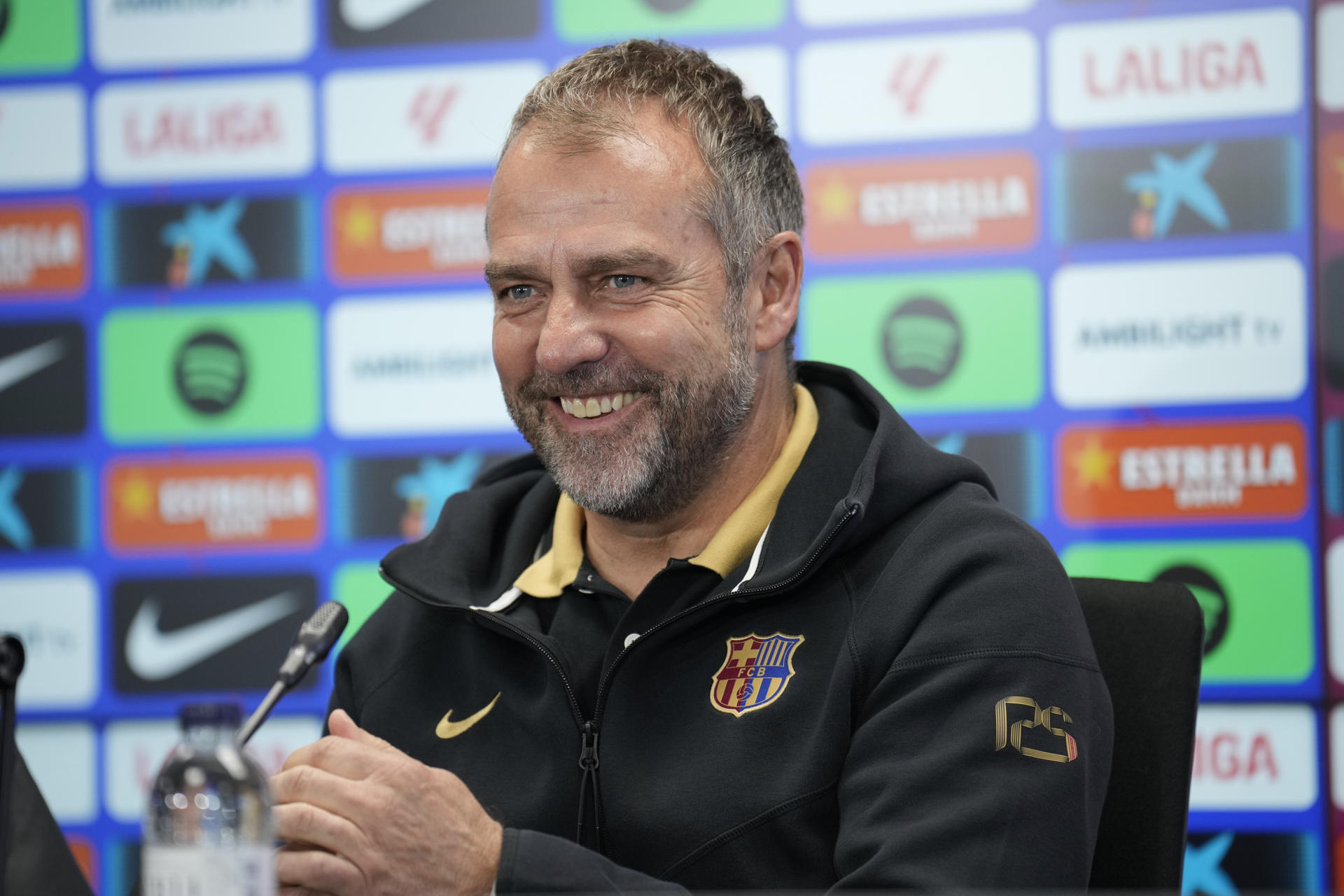 El entrenador del FC Barcelona, Hansi Flick, durante la rueda de prensa posterior al entrenamiento del equipo azulgrana en la ciudad deportiva Joan Gamper para preparar el partido ante Osasuna. EFE/Alejandro García