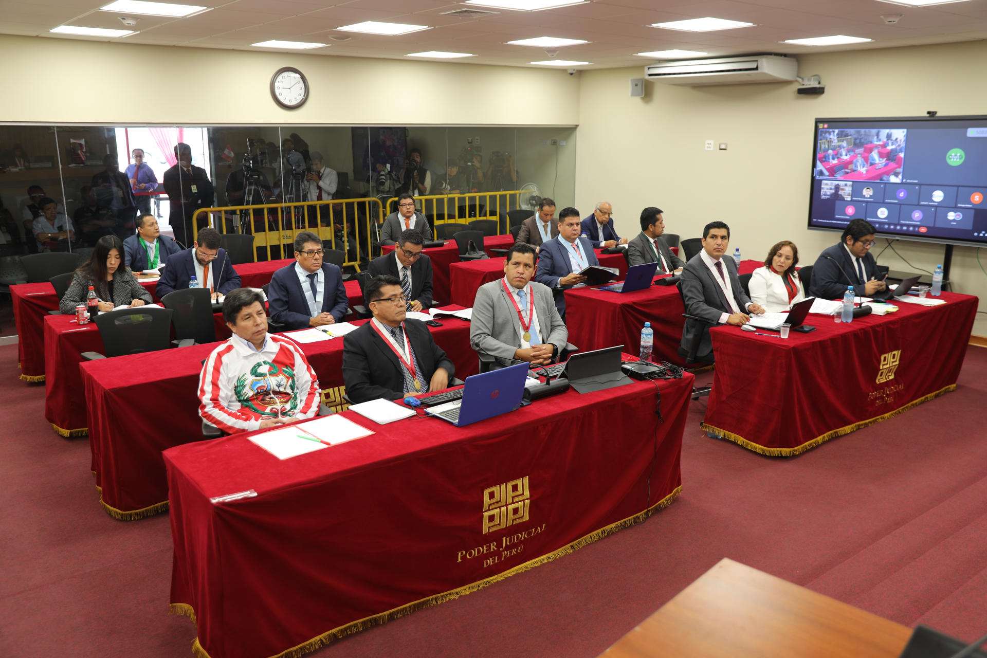 Fotografía cedida este jueves por el Poder Judicial de Perú que muestra al expresidente peruano Pedro Castillo (2021-2022), durante la séptima audiencia del juicio en el que se le acusa de rebelión en Lima (Perú). EFE/Poder Judicial de Perú