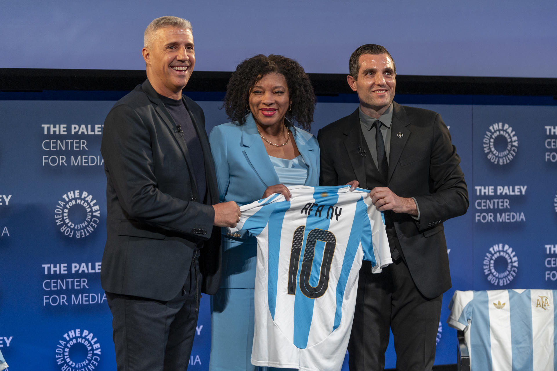 Hernán Crespo, exfutbolista y técnico argentino, Camile Joseph Varlack, Jefa de personal en la alcaldía de Nueva York, y Leandro Petersen, Gerente de comercialización y márketing de la AFA durante el acto en Nueva York. EFE/Ángel Colmenares